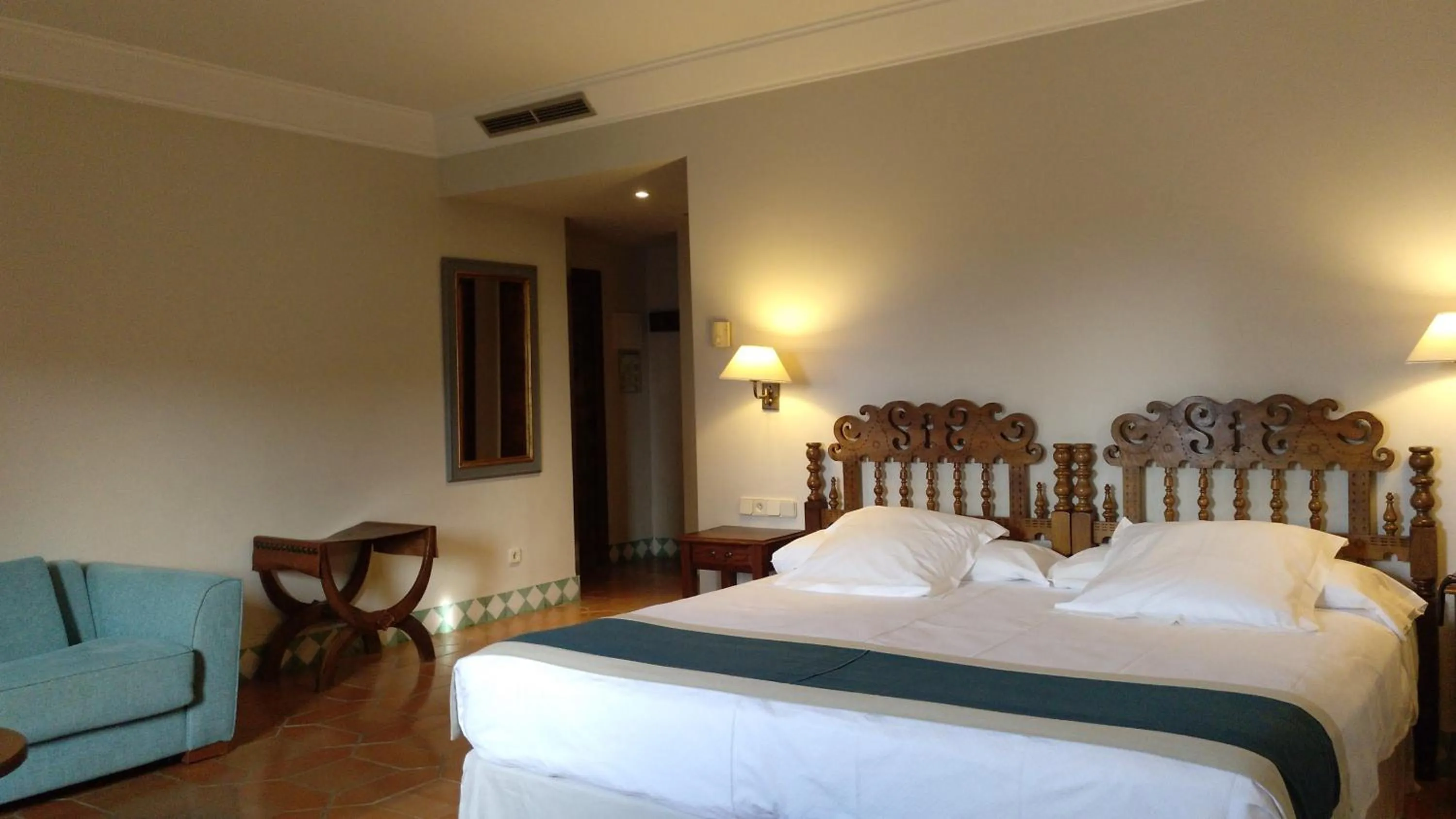 Photo of the whole room, Bed in Parador de Alcañiz