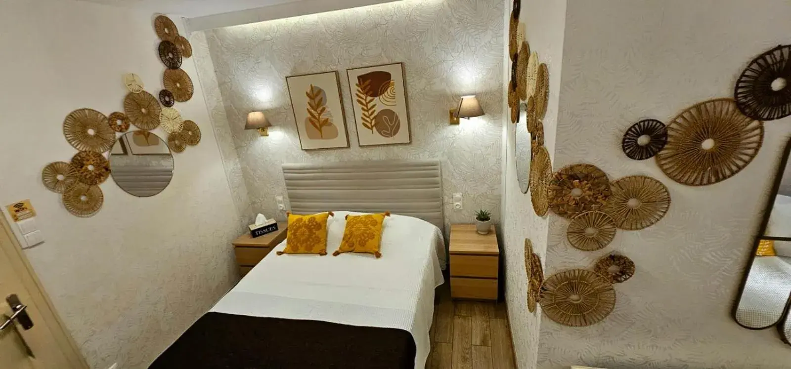 Triple Room with Private Bathroom in Hôtel-Restaurant du Soleil Levant Triple Room with Private Bathroom in Hôtel-Restaurant du Soleil Levant