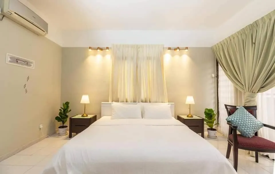 Photo of the whole room, Bed in Isabella Villa George Town Penang