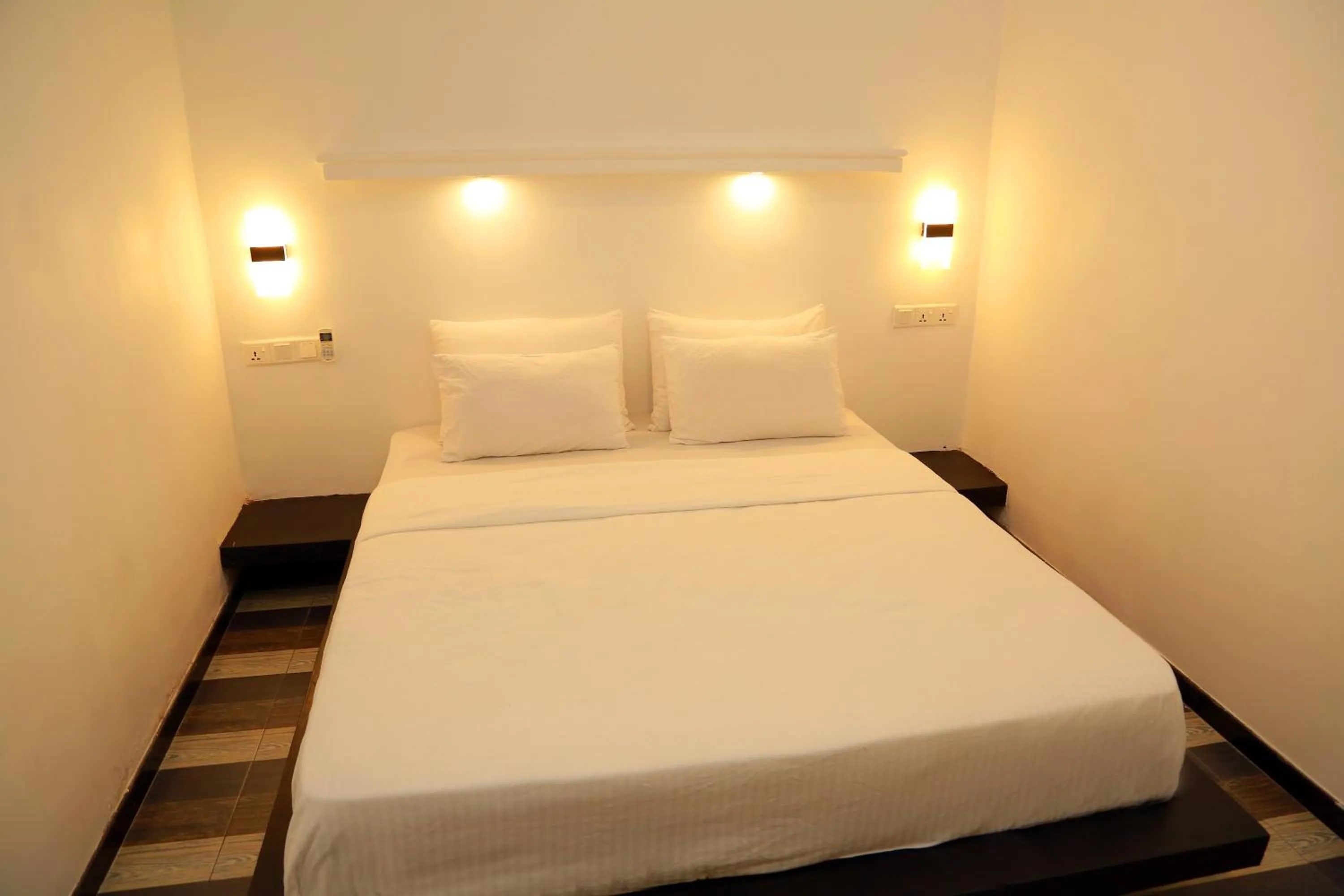 Bed in Midigama Holiday Inn