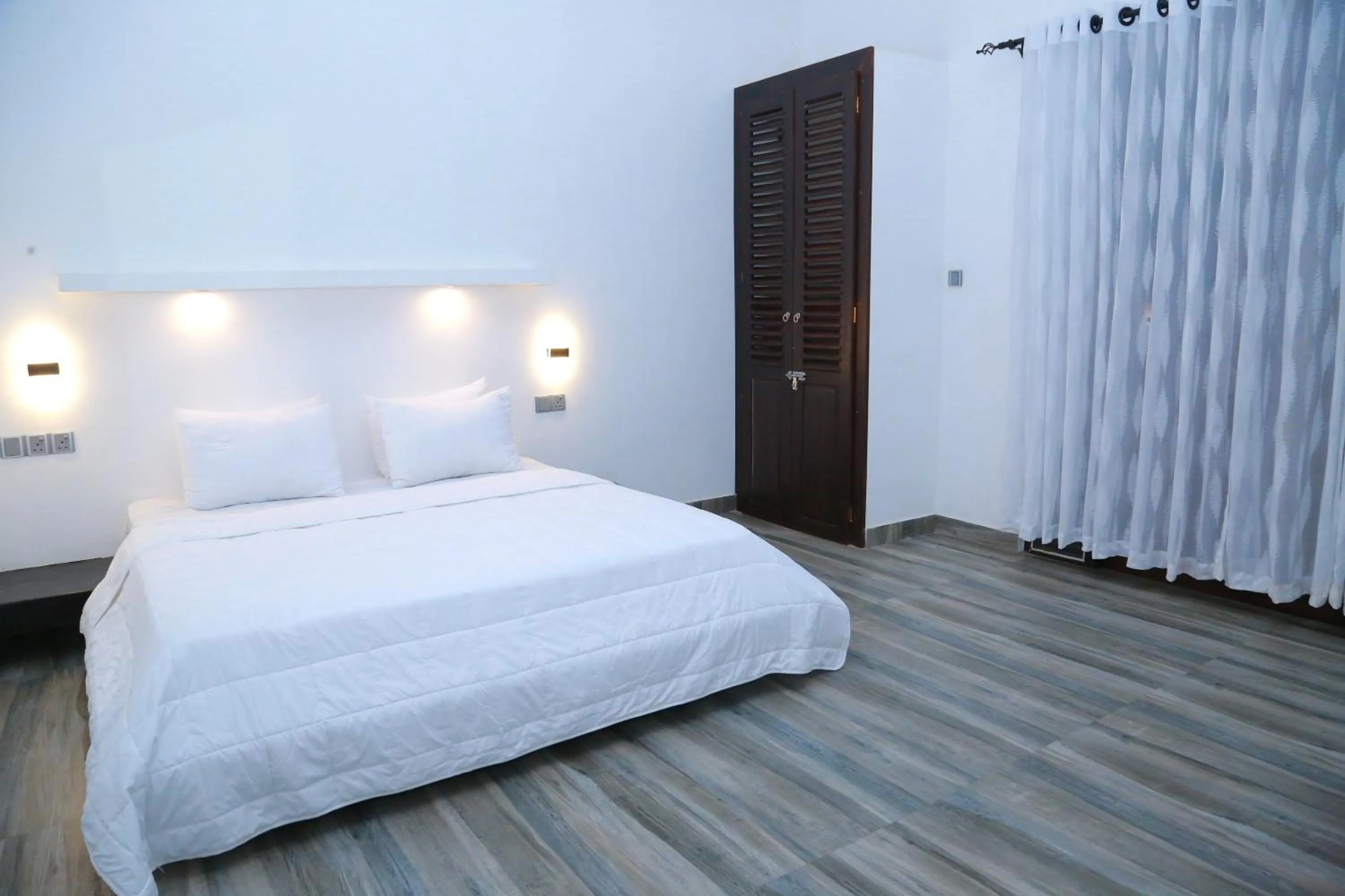 Bedroom, Bed in Midigama Holiday Inn