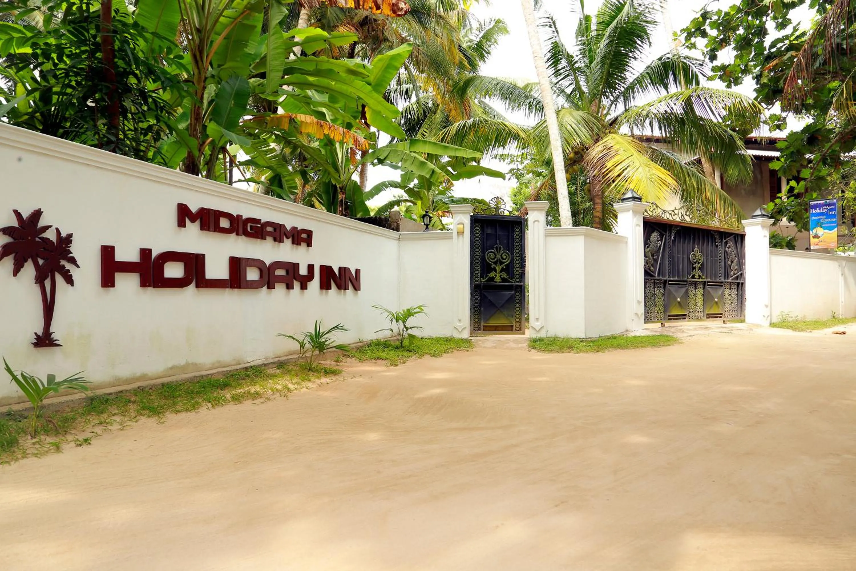 Facade/entrance in Midigama Holiday Inn