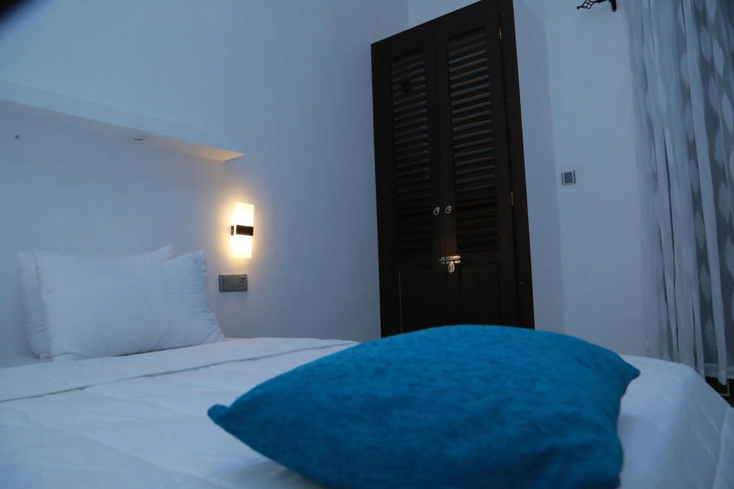 Bedroom, Bed in Midigama Holiday Inn