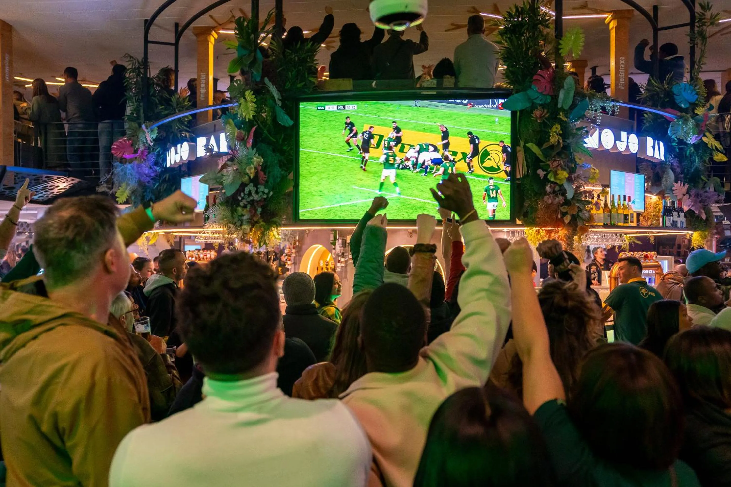 Evening entertainment in Mojo Hotel & Market