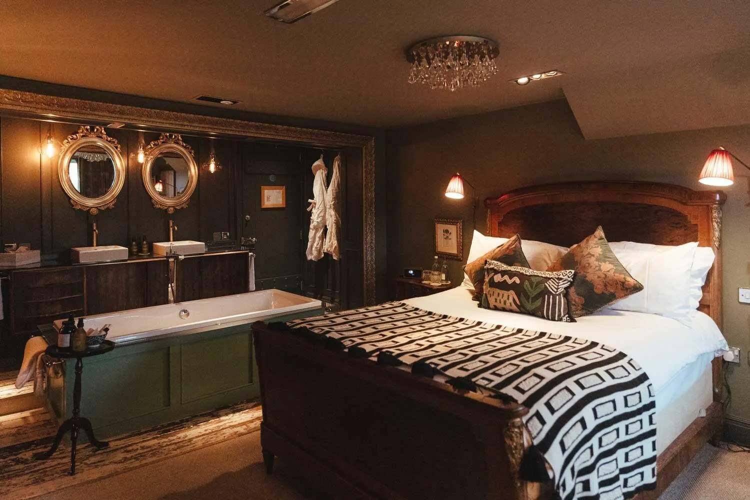 Bedroom, Bed in The Five Bells Inn