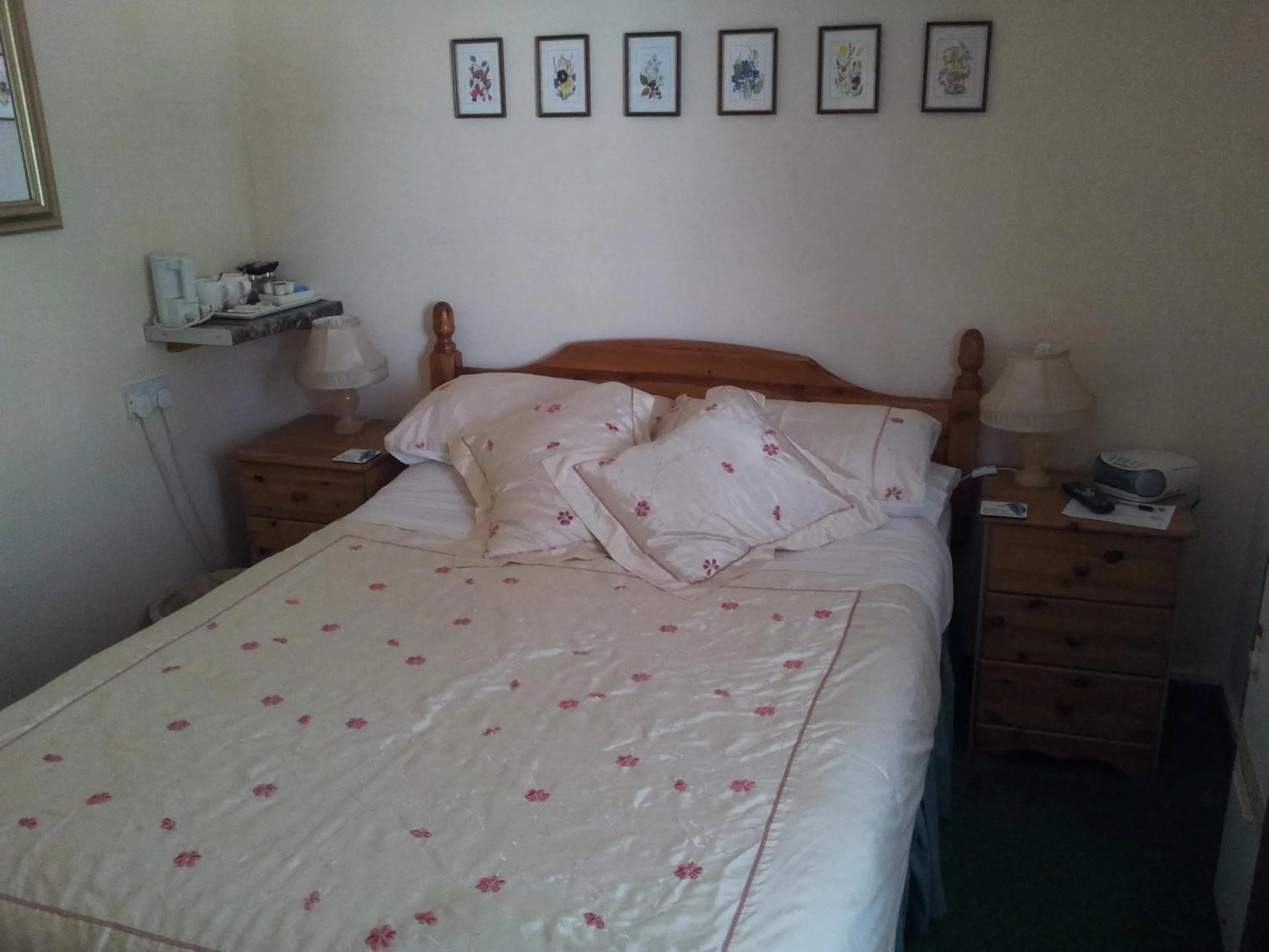 Bed in Kingfisher Cottage