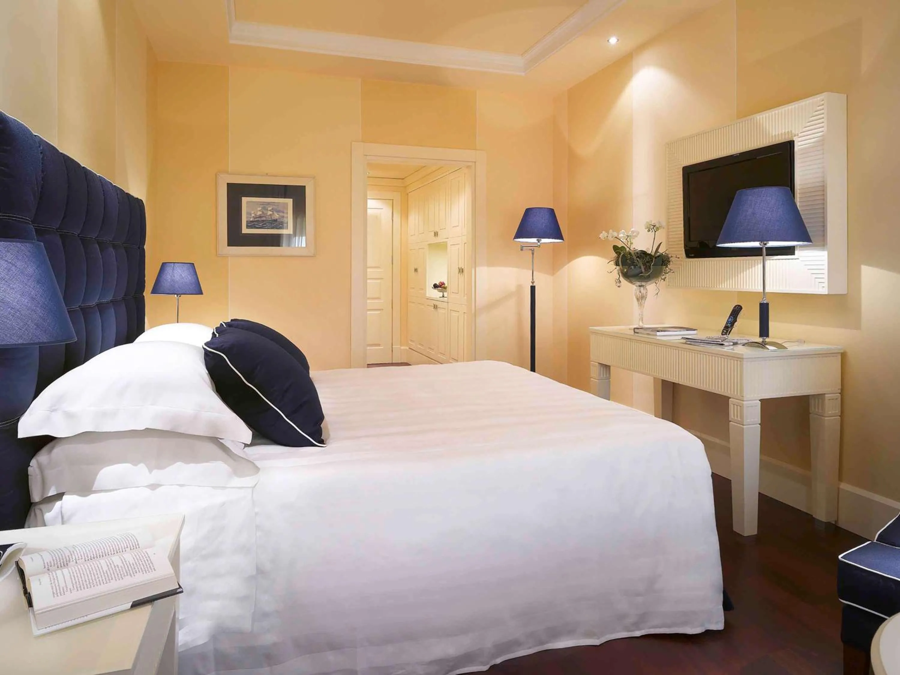 Photo of the whole room, Bed in Grand Hotel Palazzo Livorno MGallery Collection