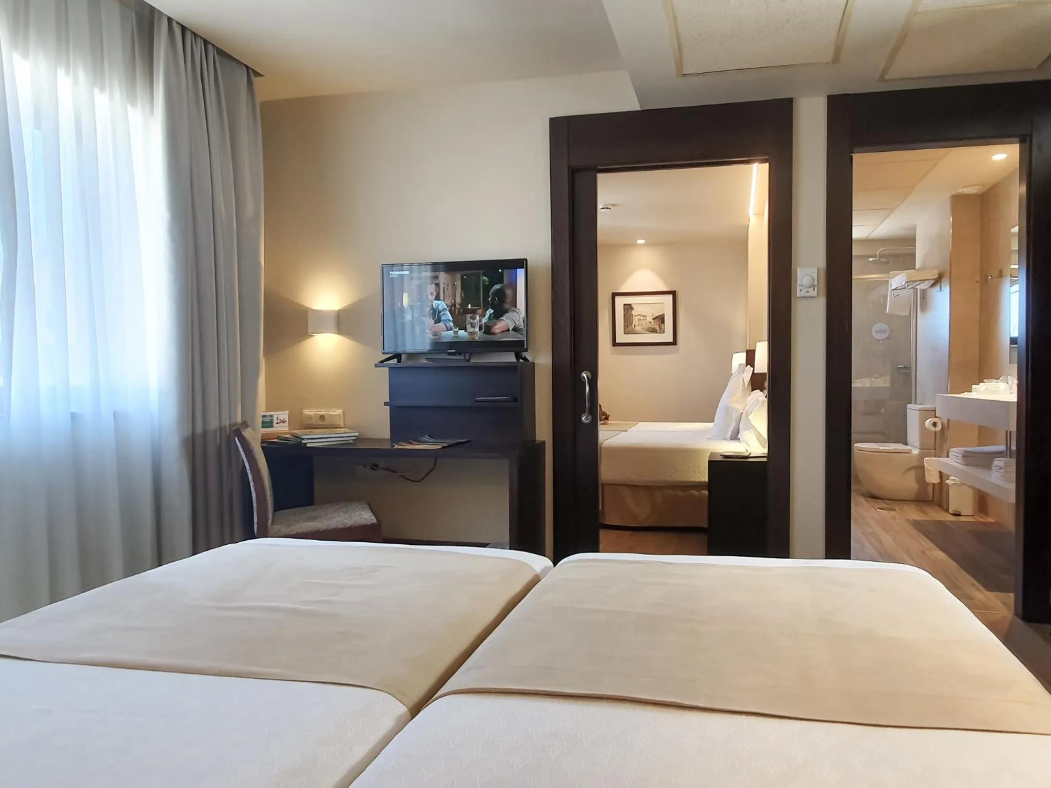 Communal lounge/ TV room, Bed in Montemar