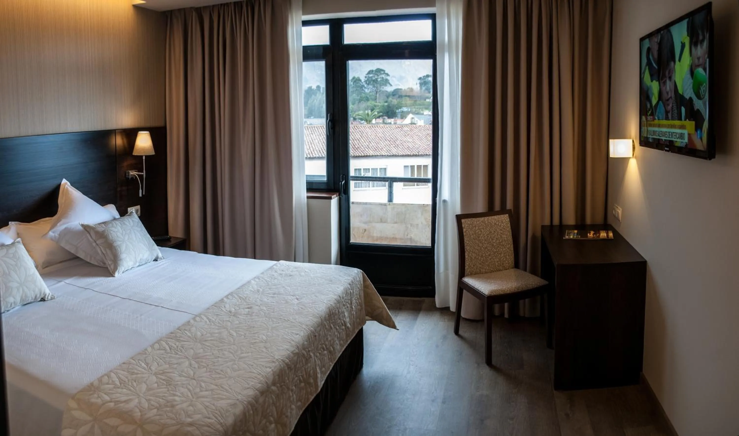 Photo of the whole room, Bed in Montemar