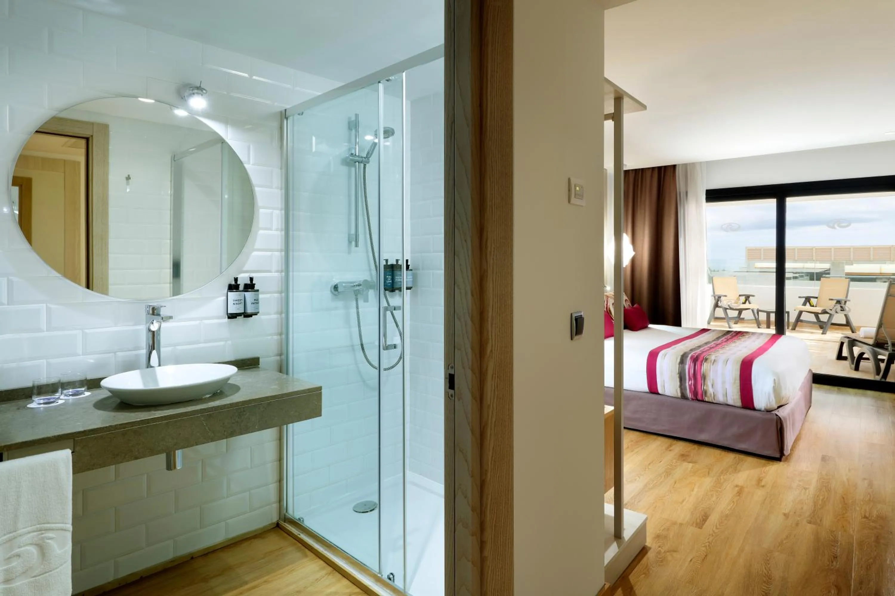 Shower, Bed in Grand Palladium White Island Resort & Spa - All Inclusive