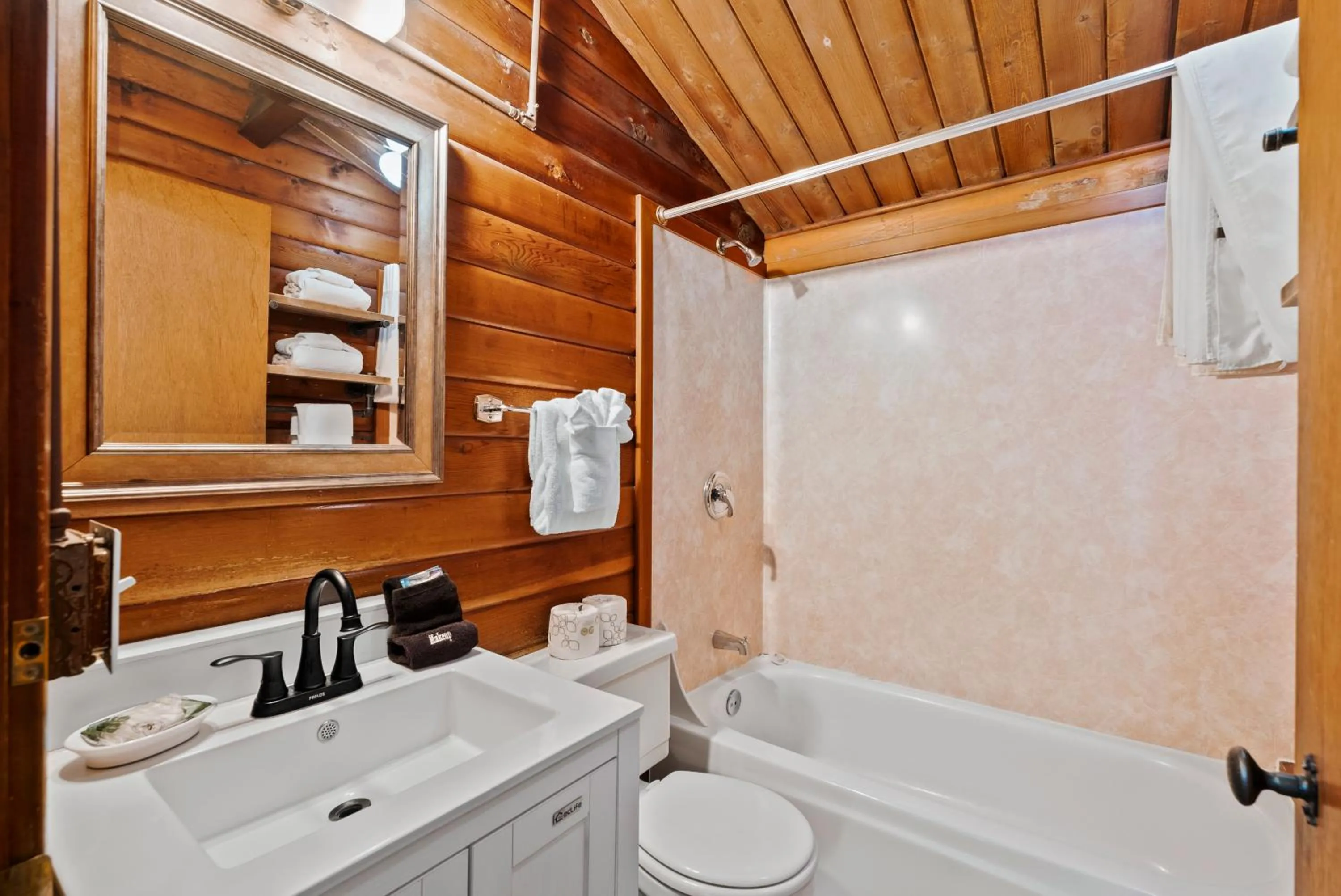 Shower in Shelter Cove Resort & Marina