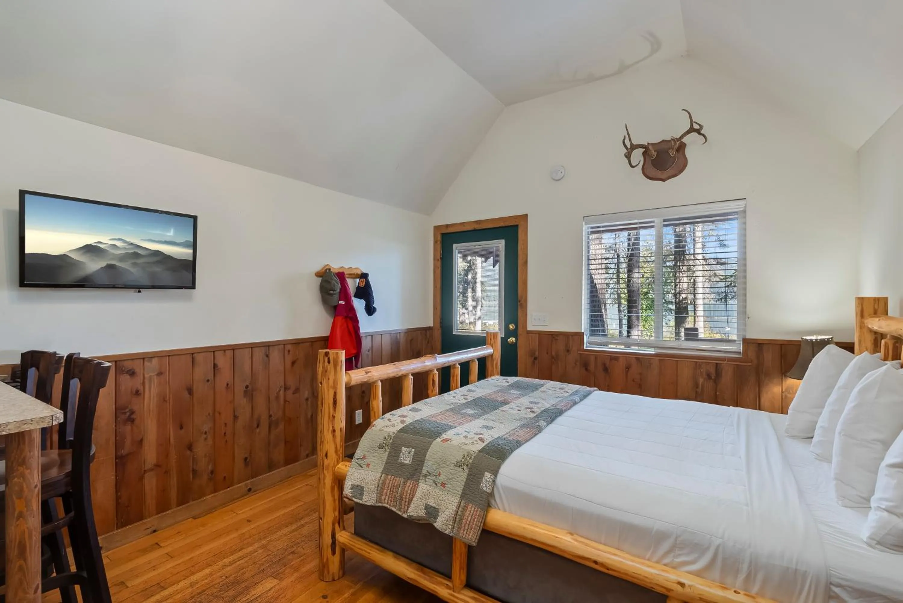 Photo of the whole room, Bed in Shelter Cove Resort & Marina