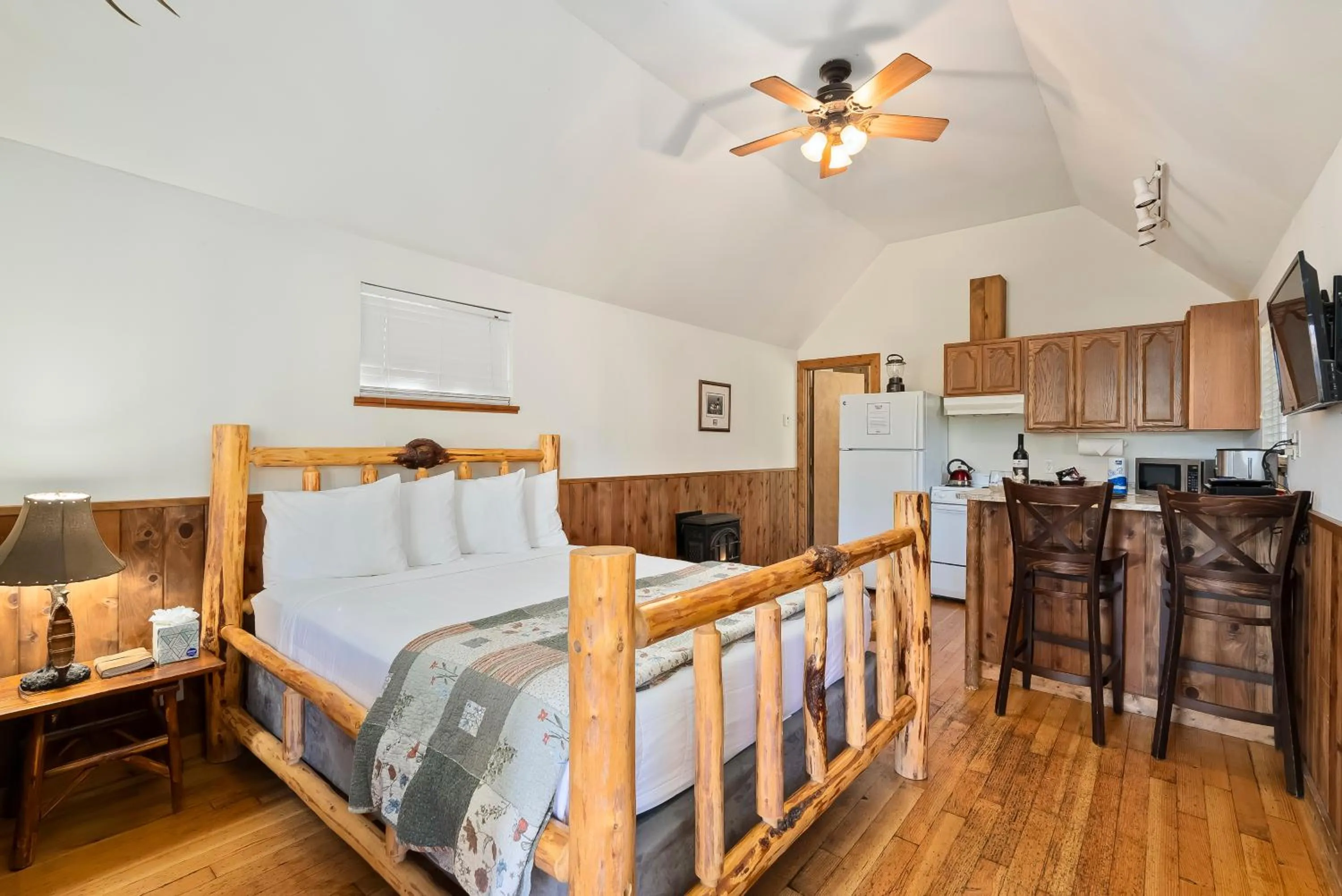 Bed in Shelter Cove Resort & Marina