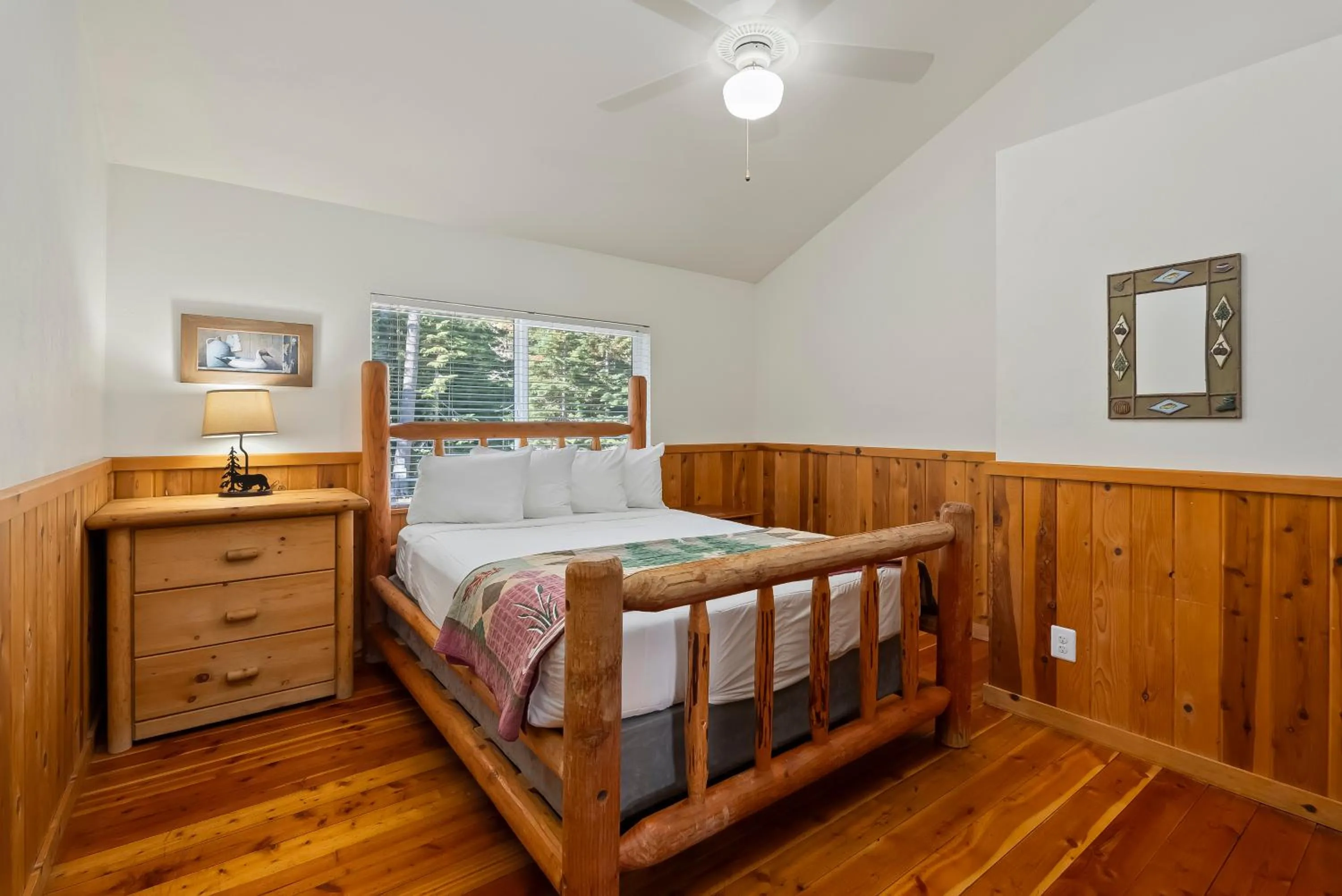 Bedroom, Bed in Shelter Cove Resort & Marina