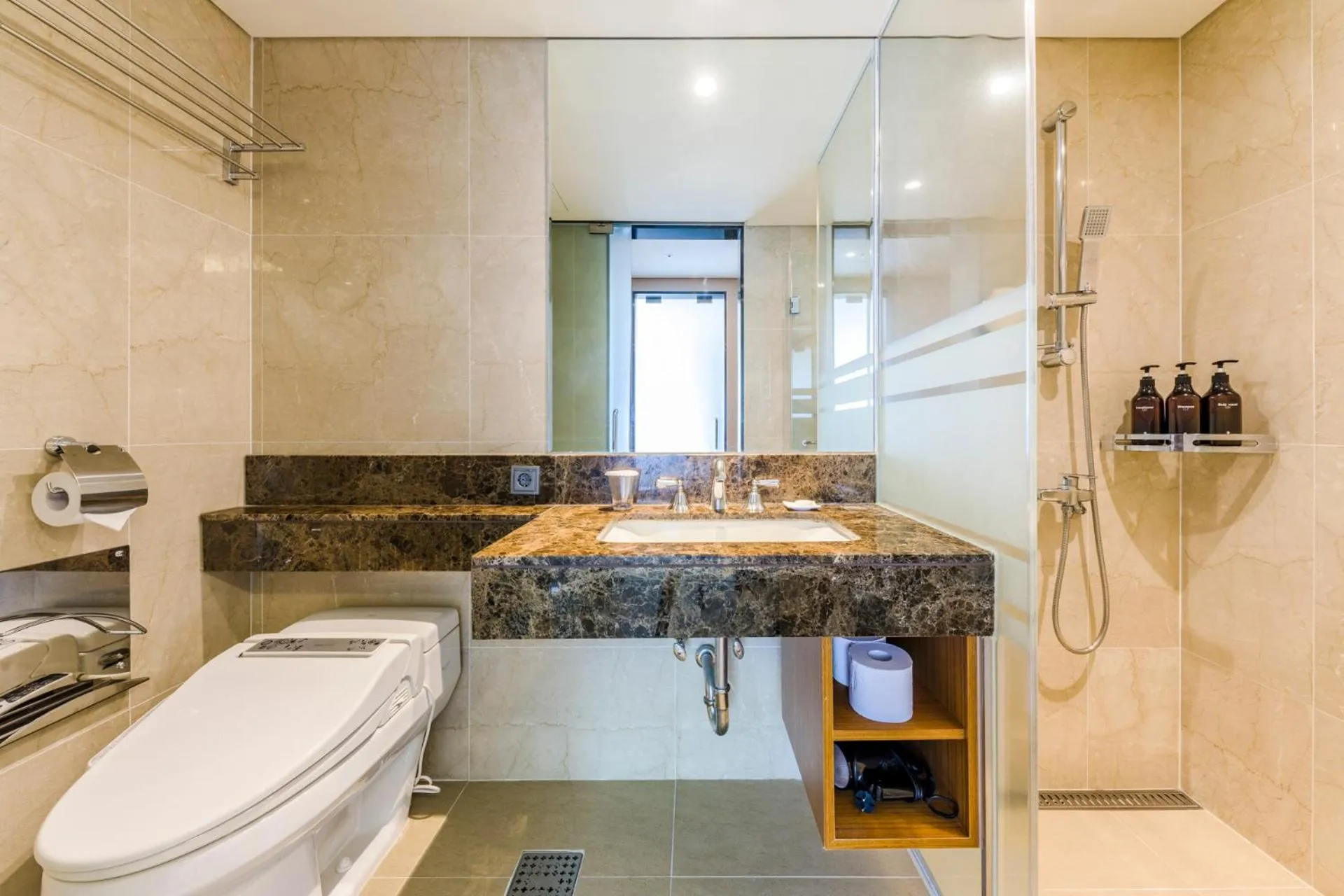 Toilet in Shin Shin Hotel Jeju Airport