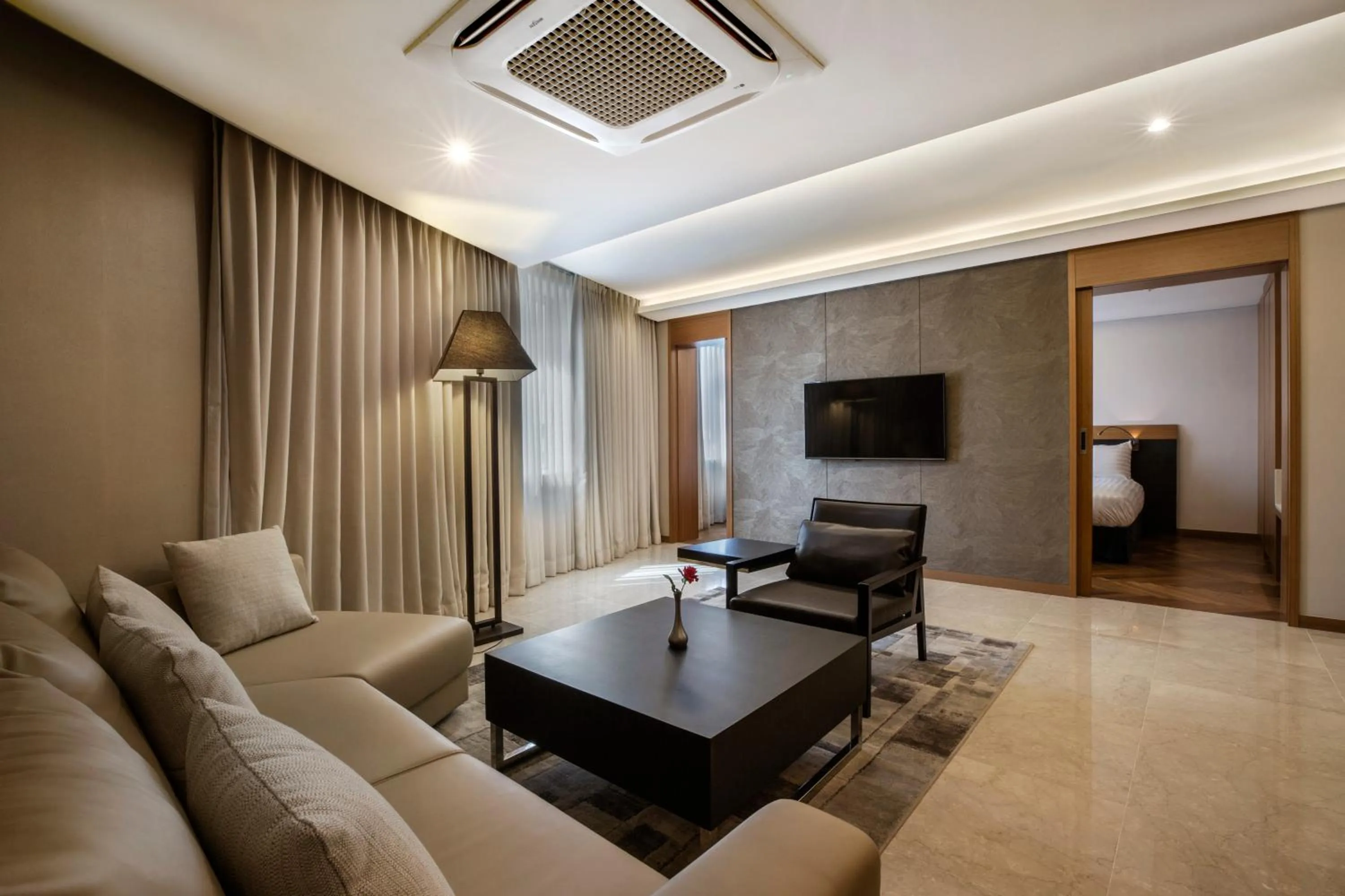 Communal lounge/ TV room in Shin Shin Hotel Jeju Airport