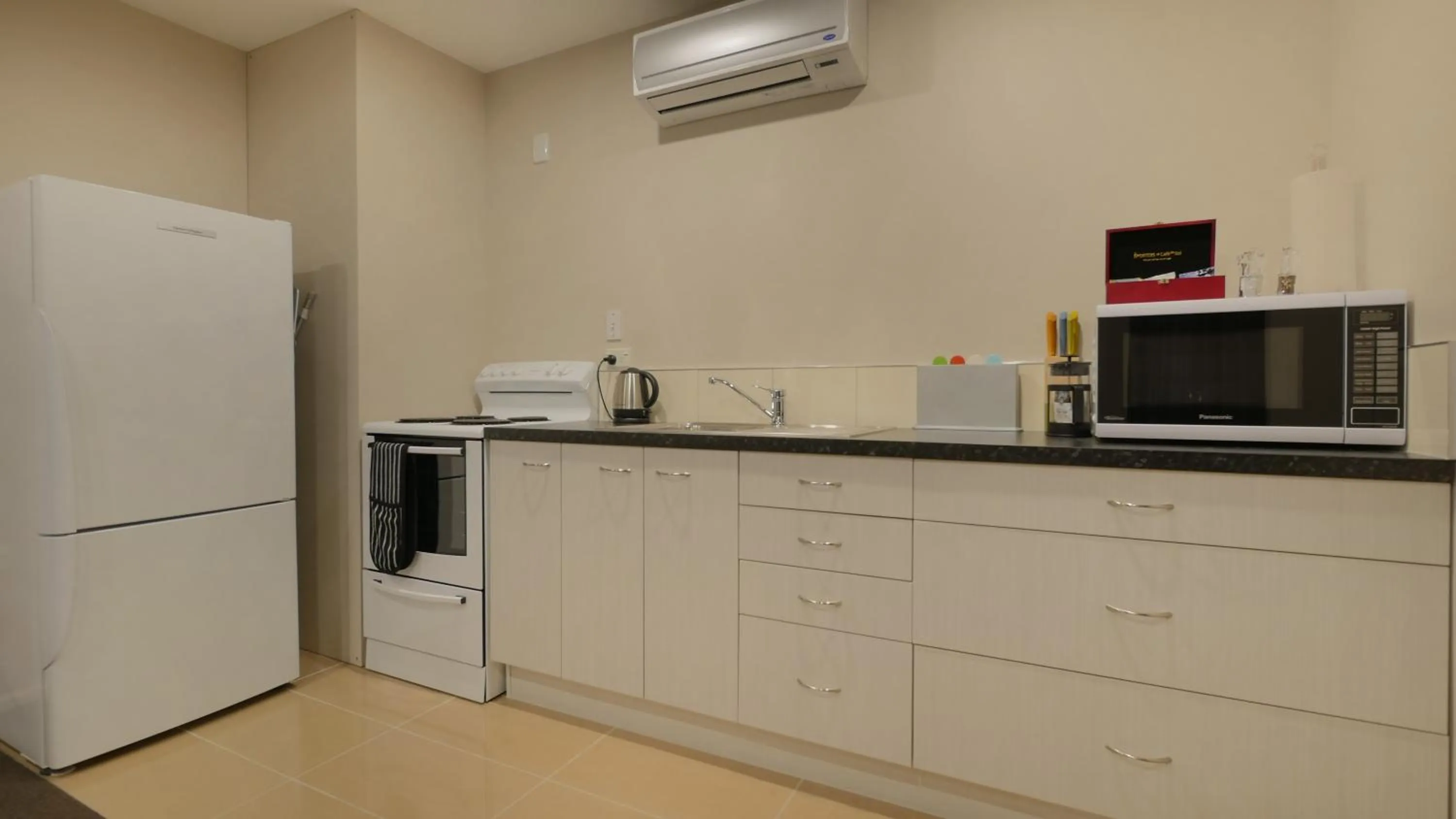 Kitchen or kitchenette in Cashel Court Motel