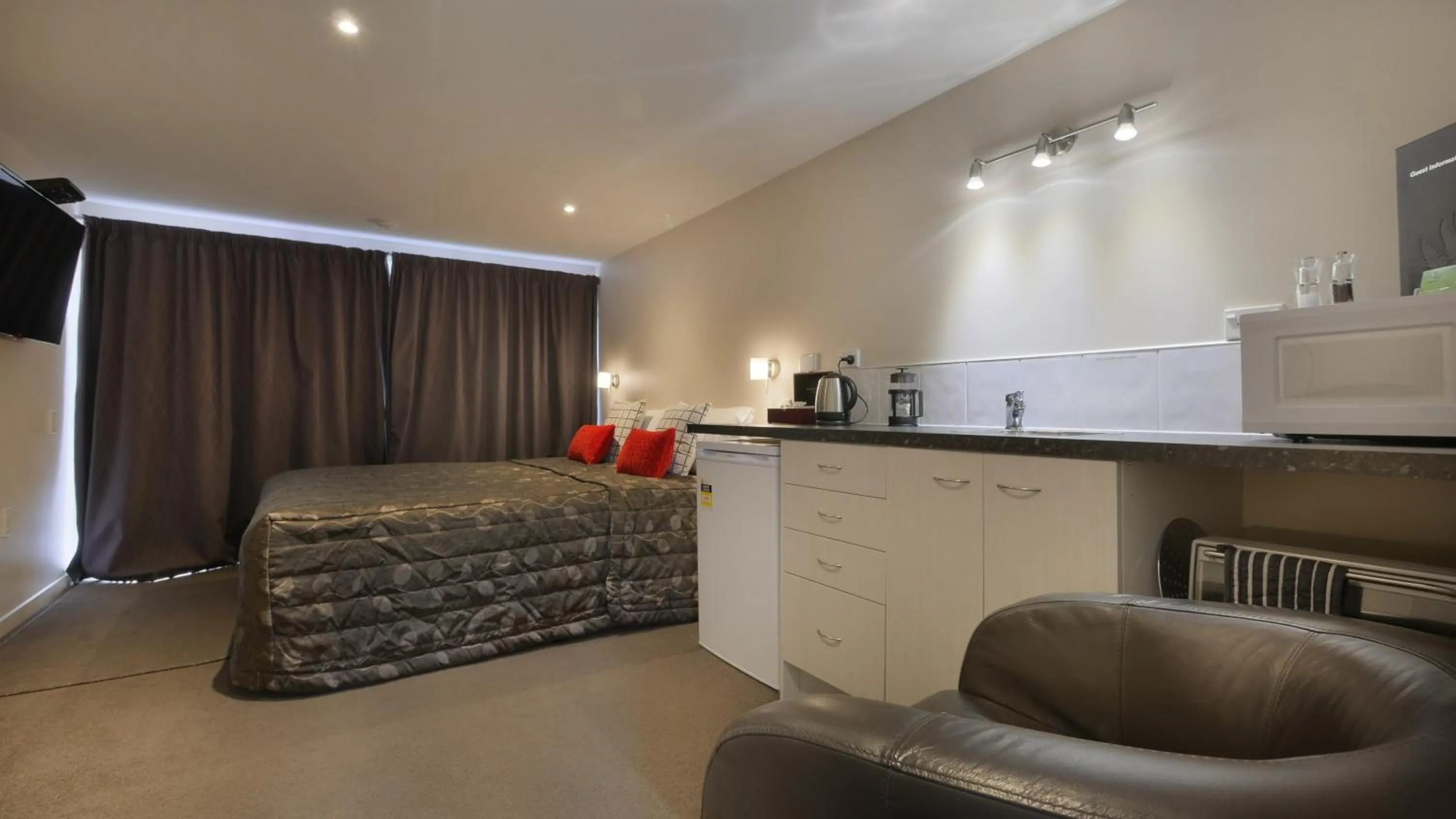 Bed in Cashel Court Motel