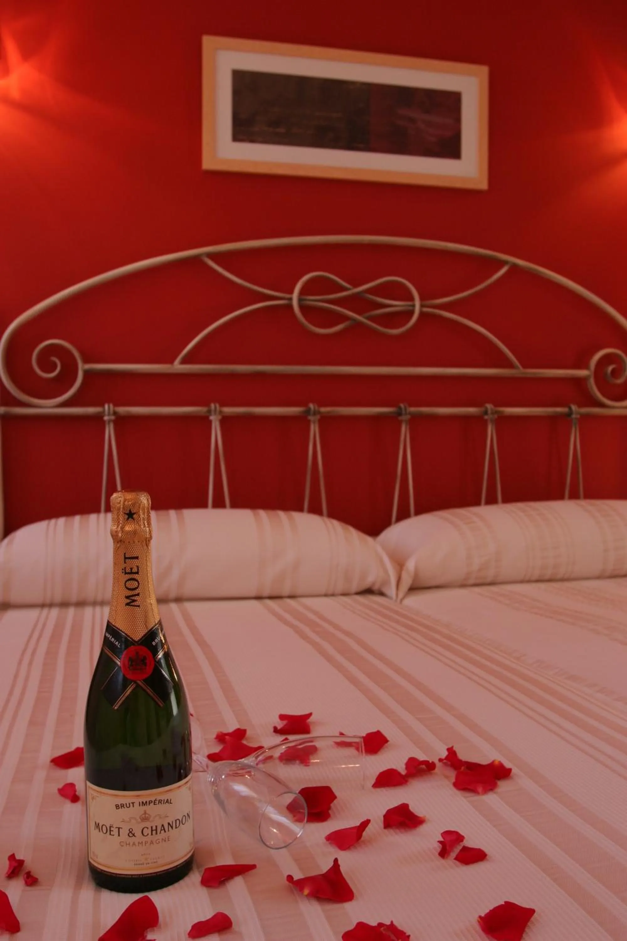 Alcoholic drinks, Bed in Hotel Restaurante Casa Julia