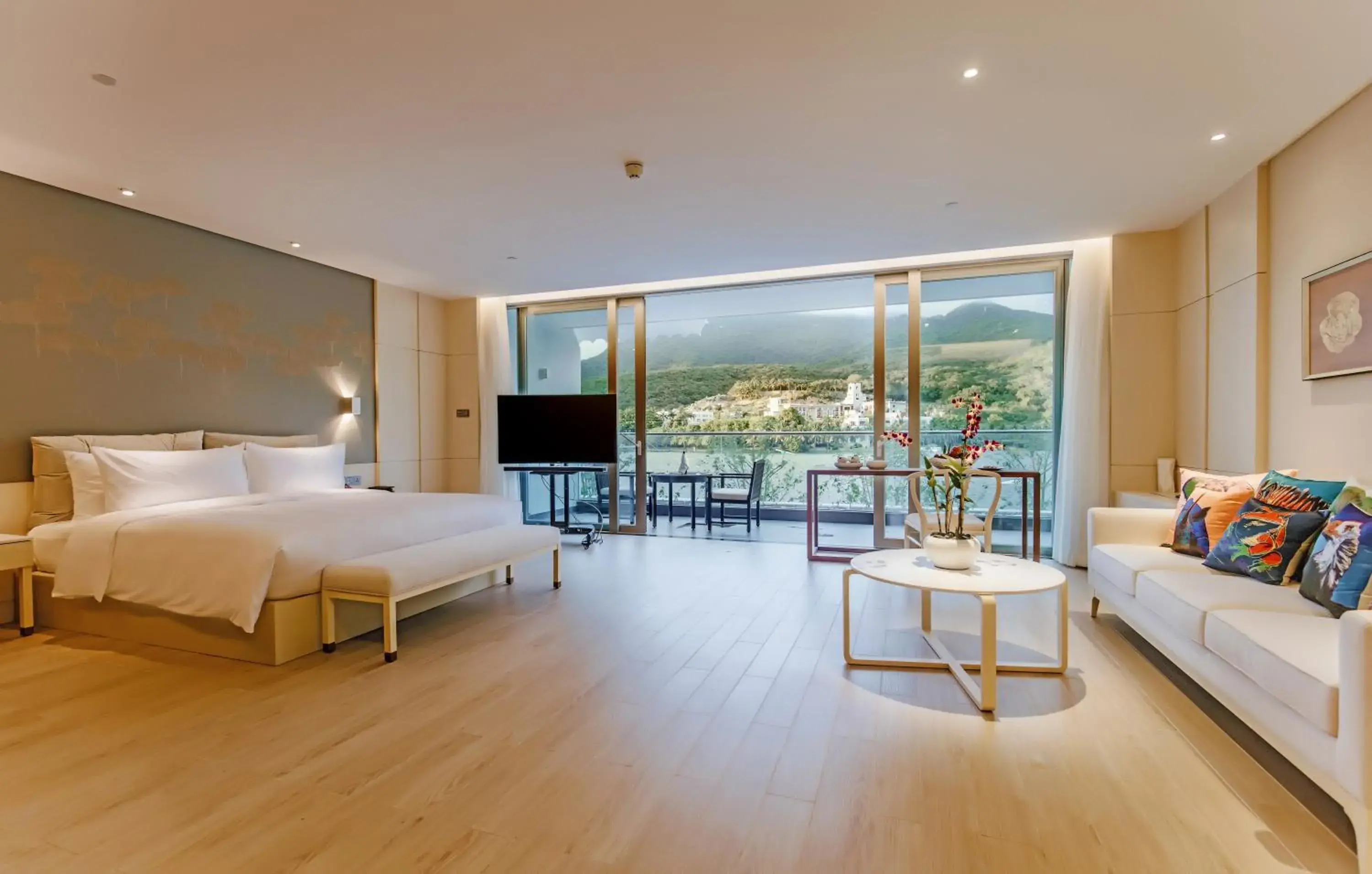 Deluxe Lake View Room in Palace Resort Yalong Bay Sanya Deluxe Lake View Room in Palace Resort Yalong Bay Sanya