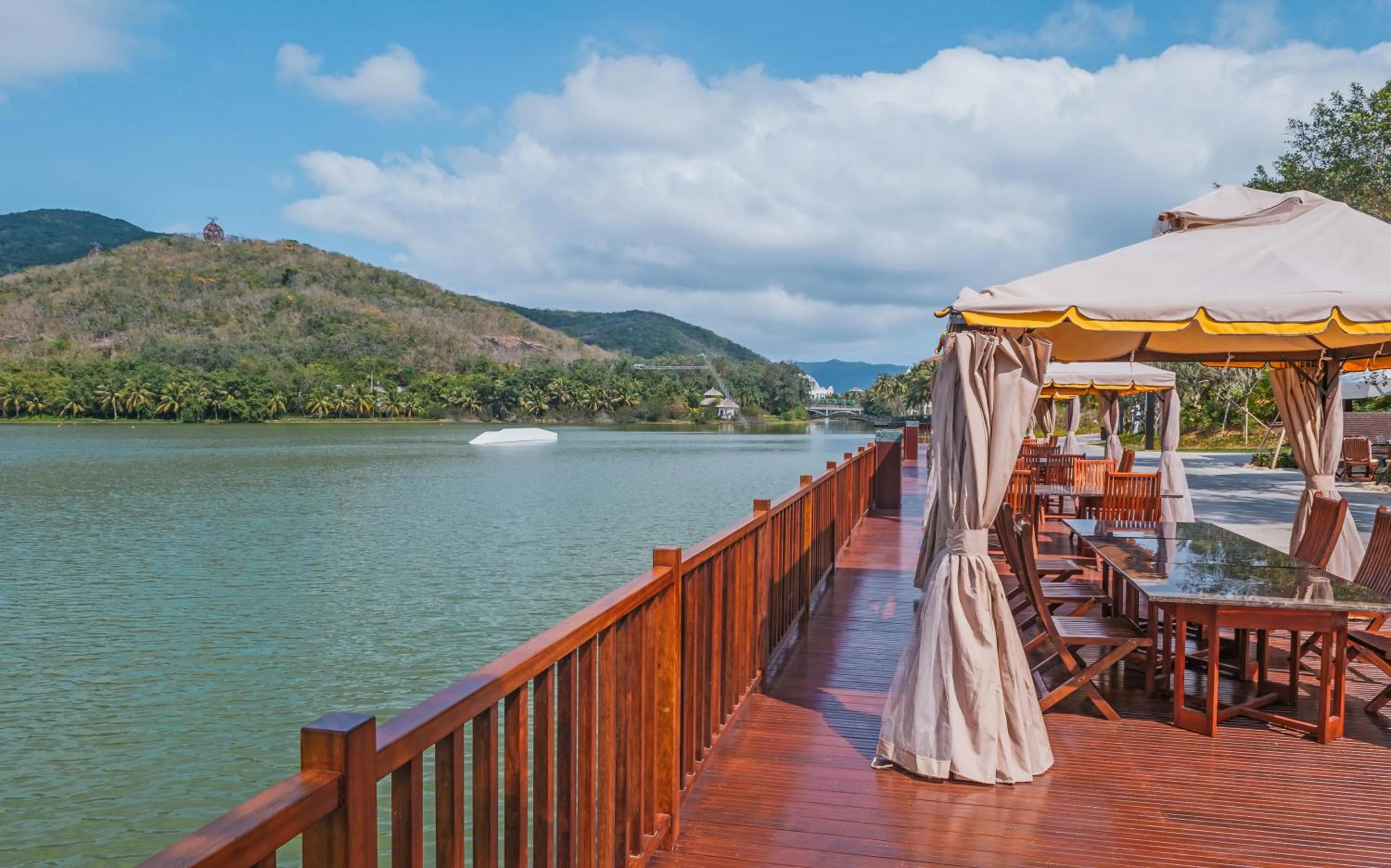 Lake view in Palace Resort Yalong Bay Sanya