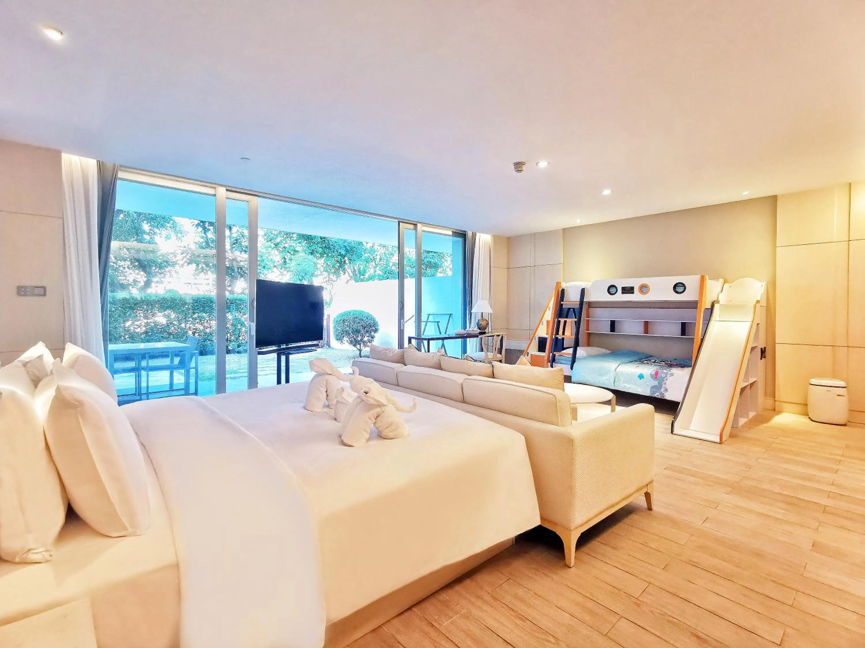 Communal lounge/ TV room in Palace Resort Yalong Bay Sanya