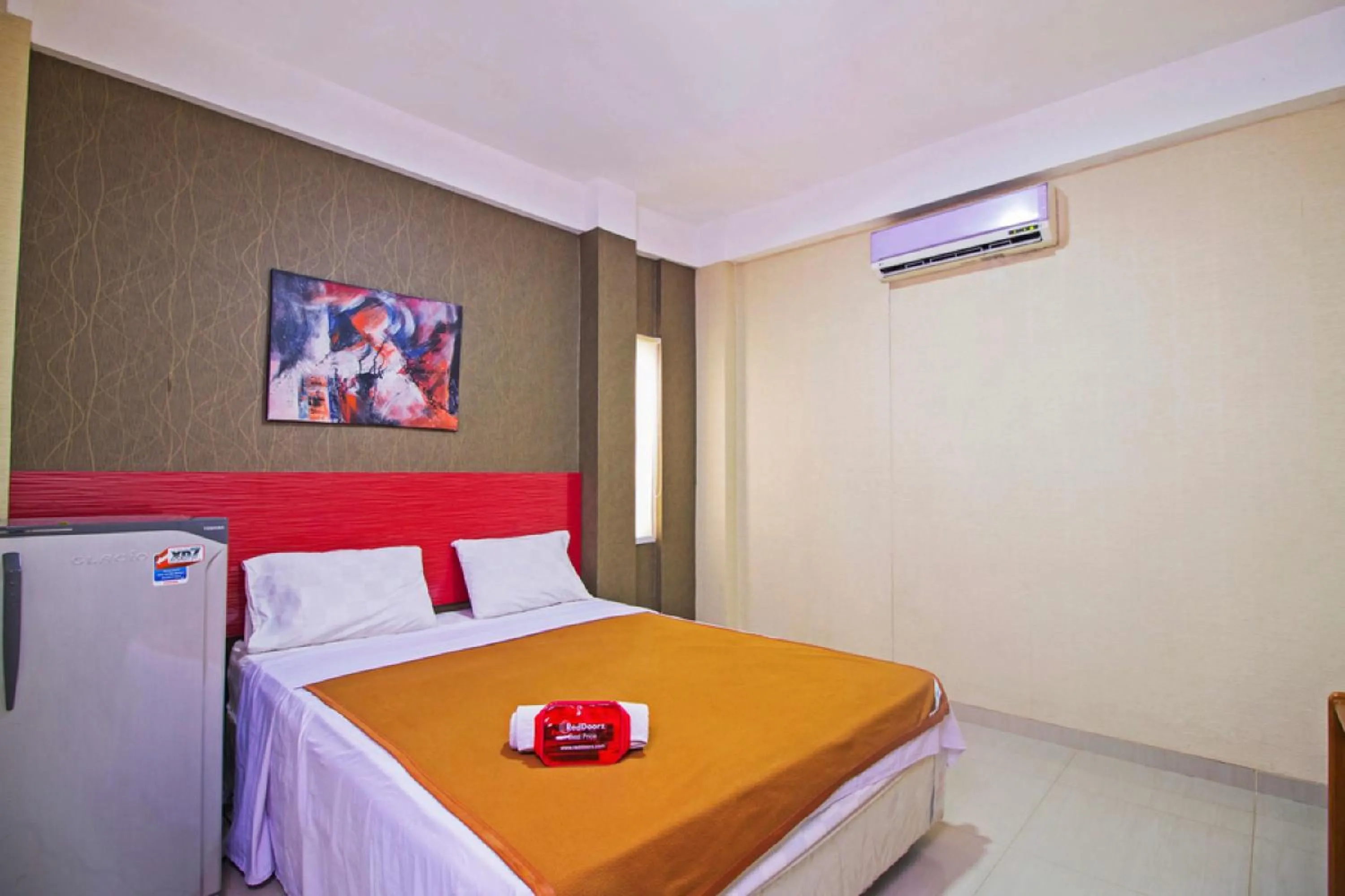 Bedroom, Bed in RedDoorz near Cilandak Town Square