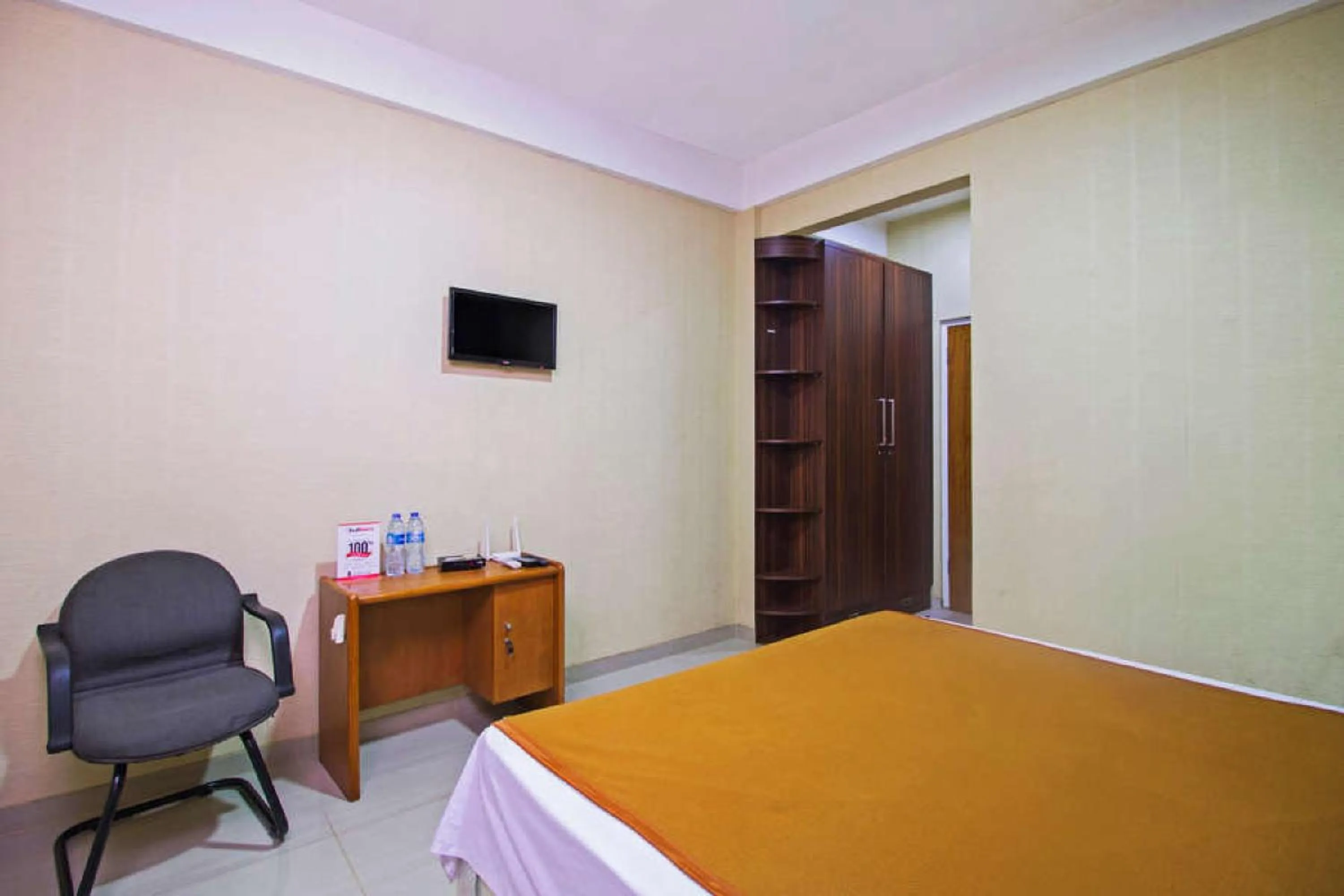 Bedroom, Bed in RedDoorz near Cilandak Town Square