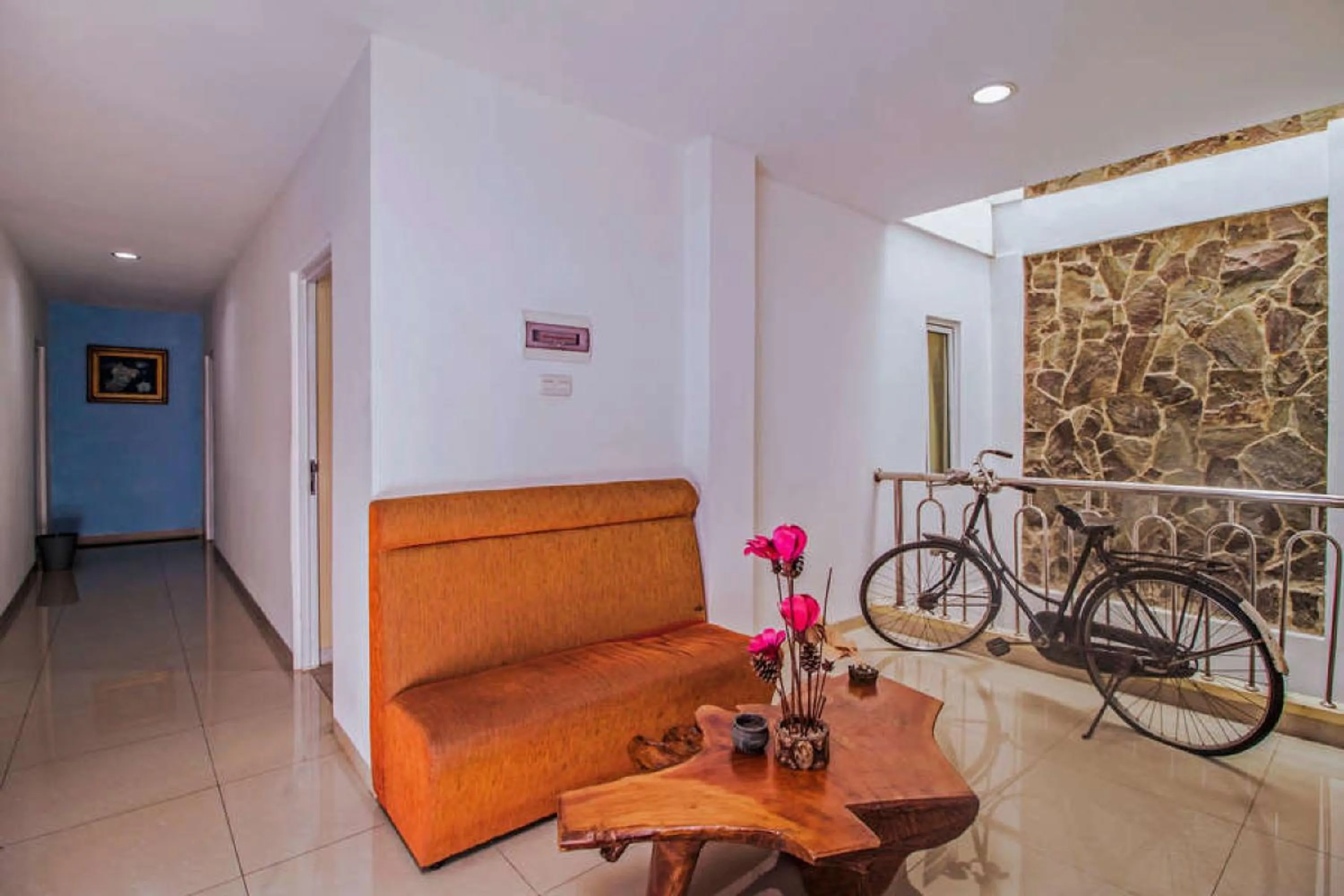 Seating area in RedDoorz near Cilandak Town Square