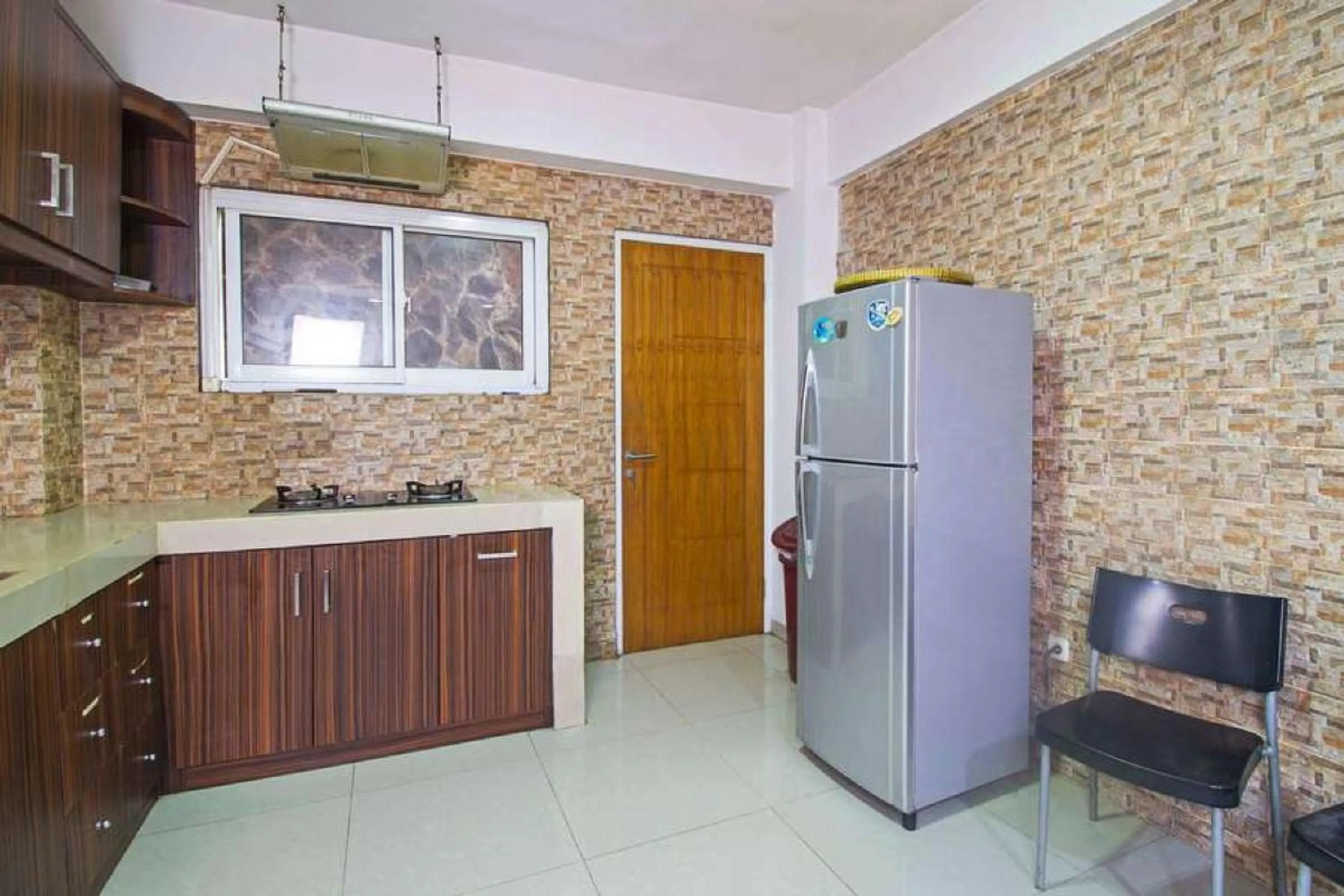 Kitchen or kitchenette in RedDoorz near Cilandak Town Square