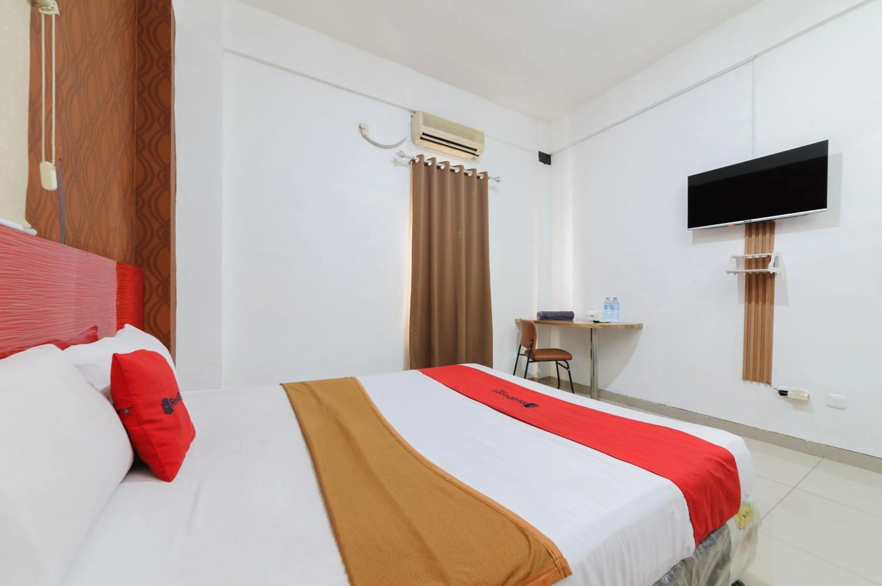 Bedroom, Bed in RedDoorz near Cilandak Town Square