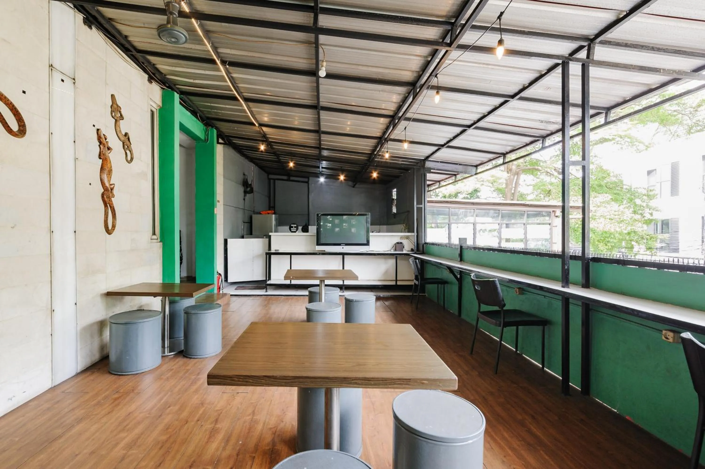 Seating area in RedDoorz near Cilandak Town Square