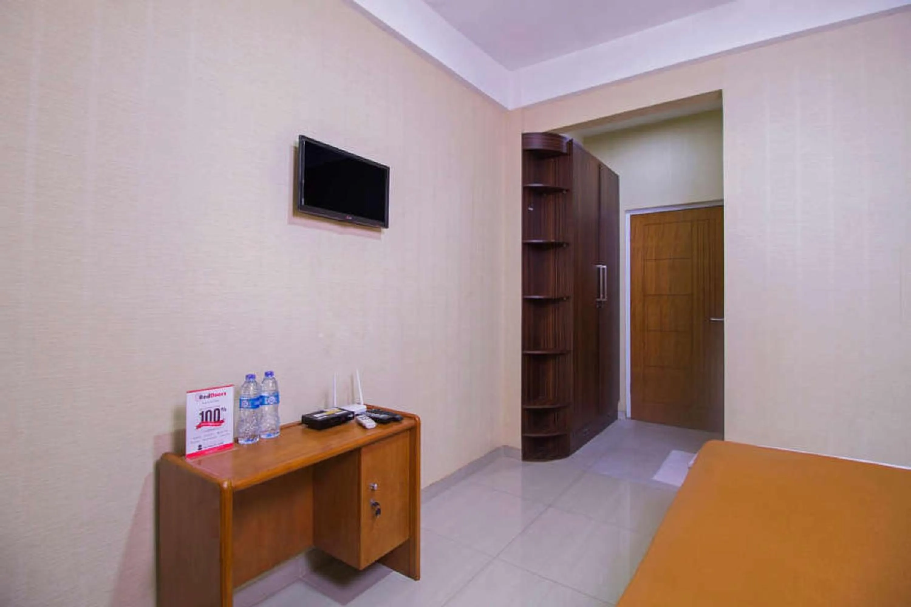 TV and multimedia, Bed in RedDoorz near Cilandak Town Square