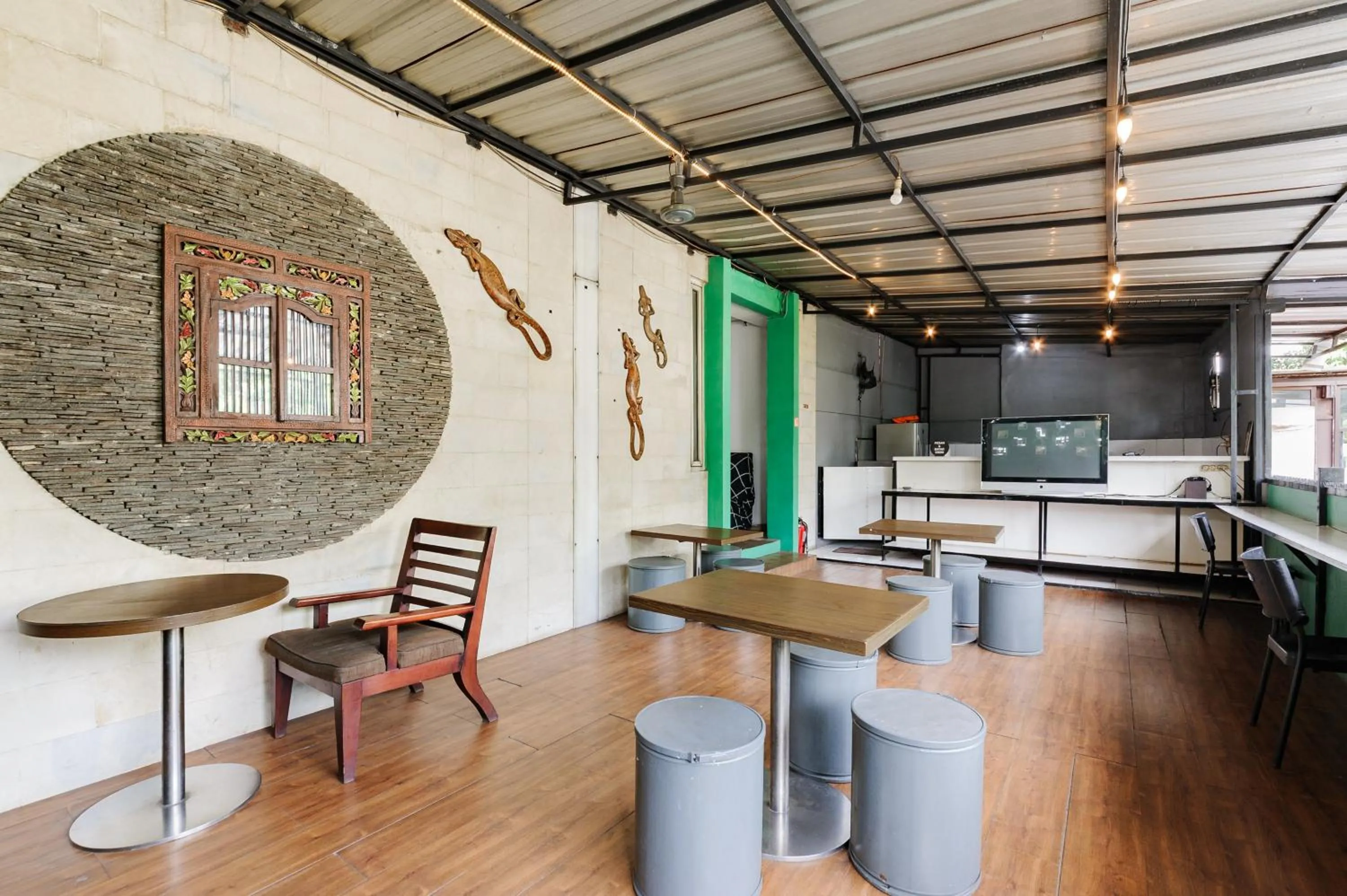 Seating area in RedDoorz near Cilandak Town Square