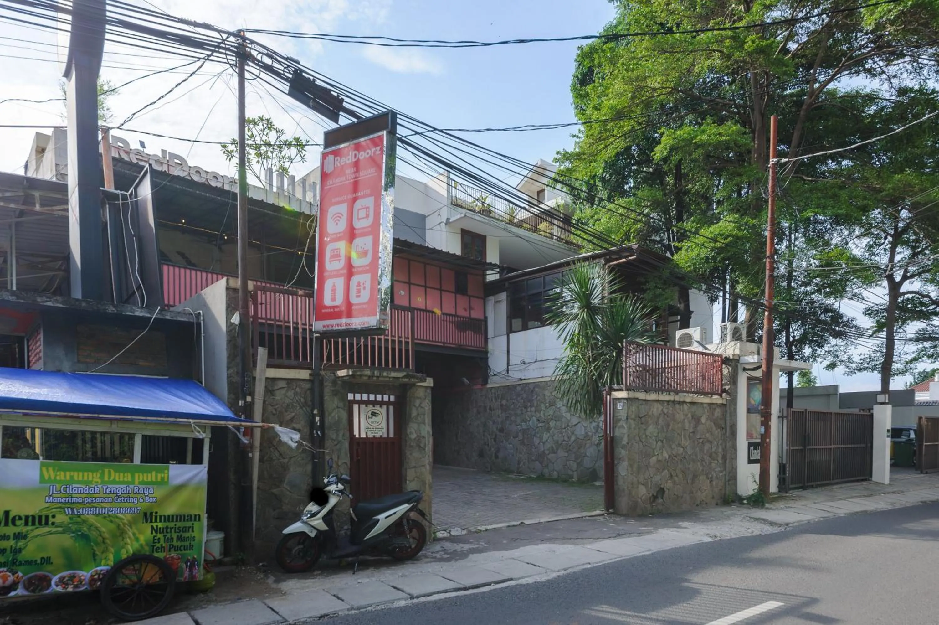 Property logo or sign in RedDoorz near Cilandak Town Square