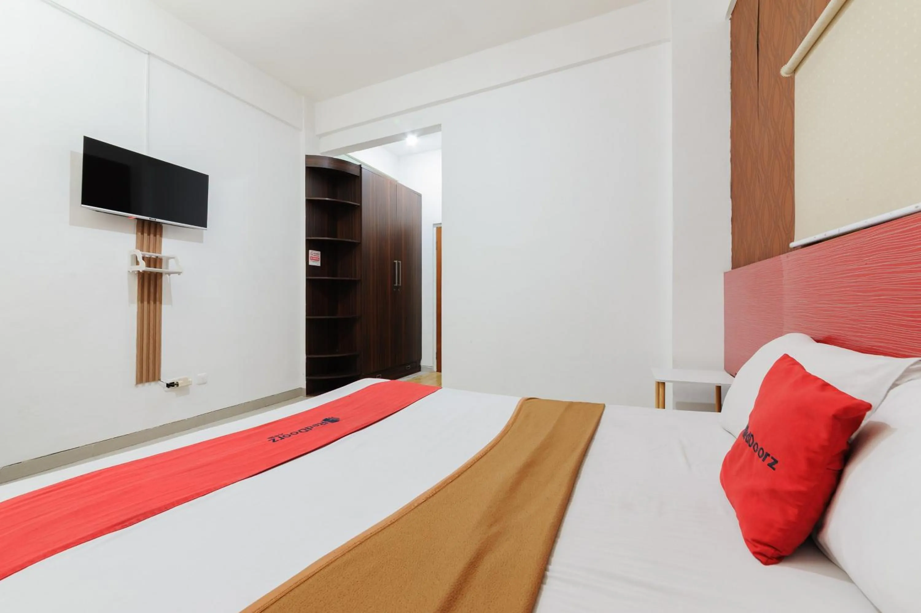 Bedroom, Bed in RedDoorz near Cilandak Town Square