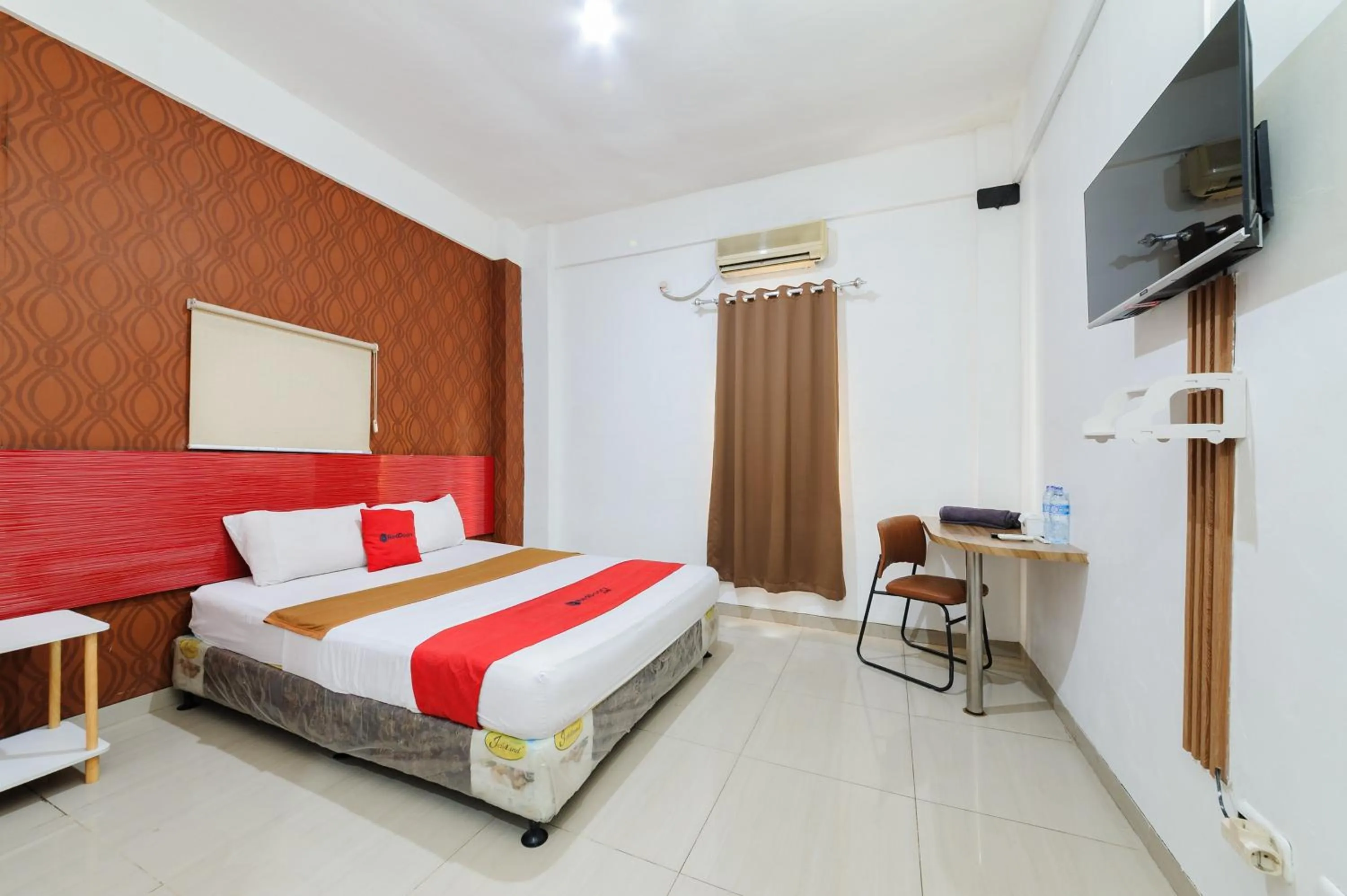Bedroom, Bed in RedDoorz near Cilandak Town Square