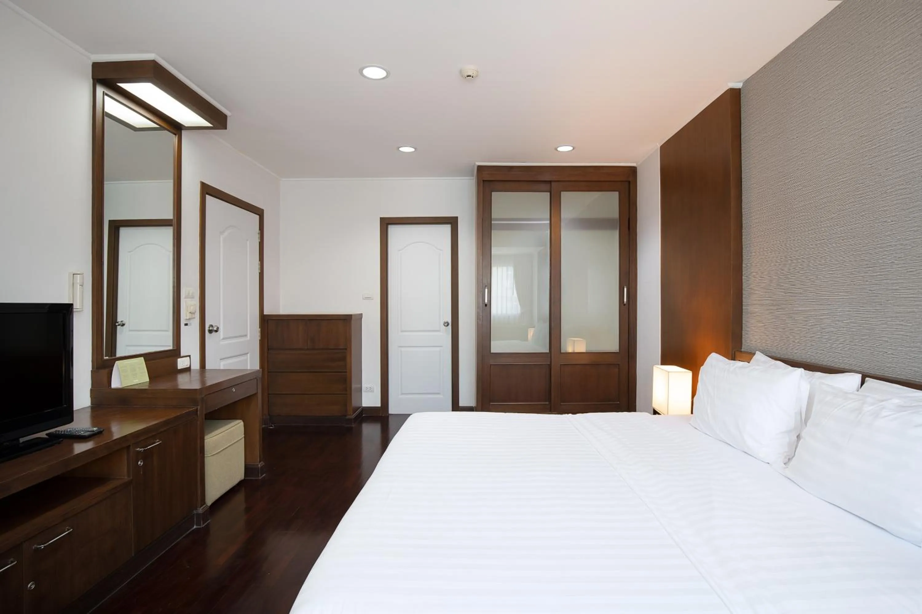 Bed in Jasmine Resort Sriracha