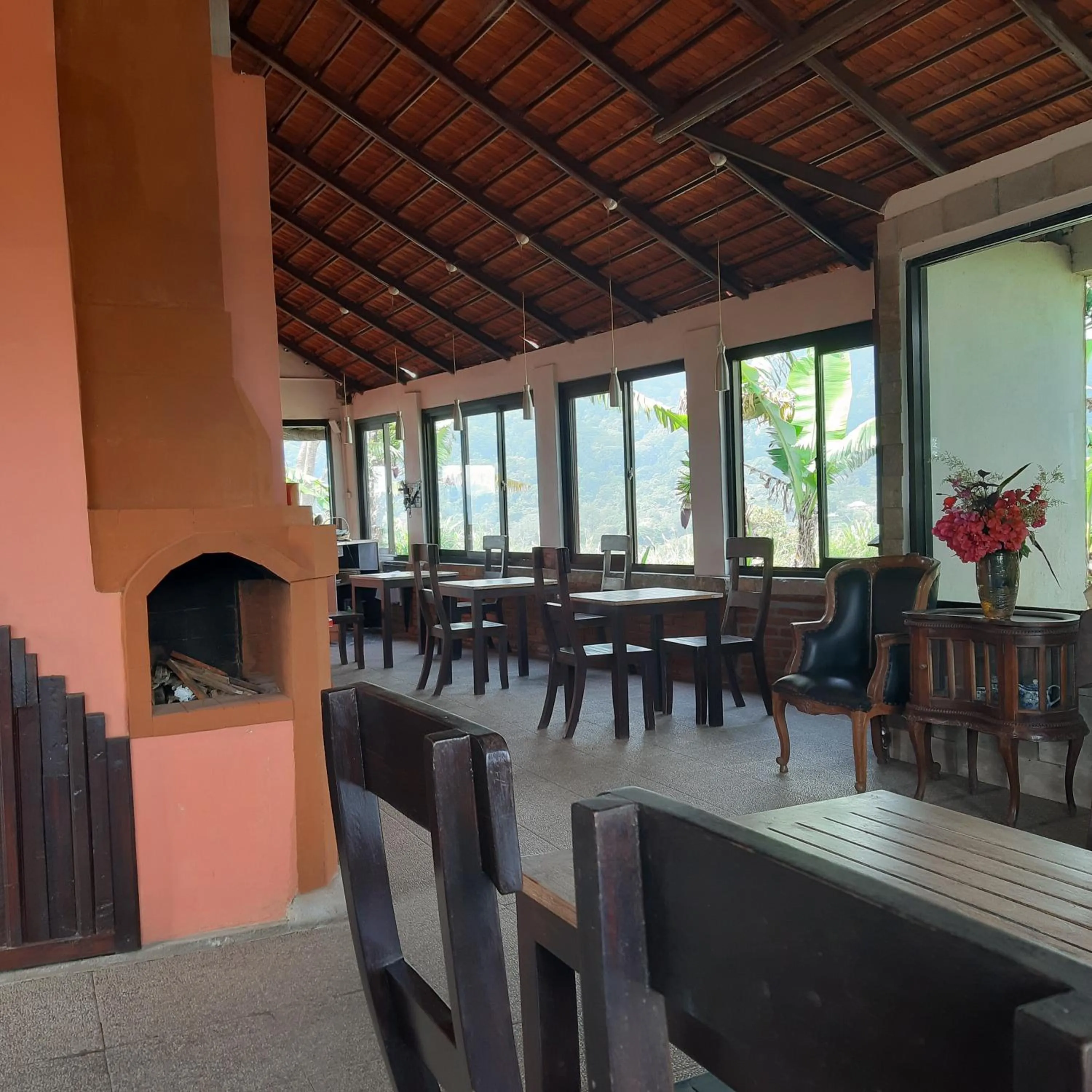 Restaurant/places to eat in Terrasse du Lac Munduk