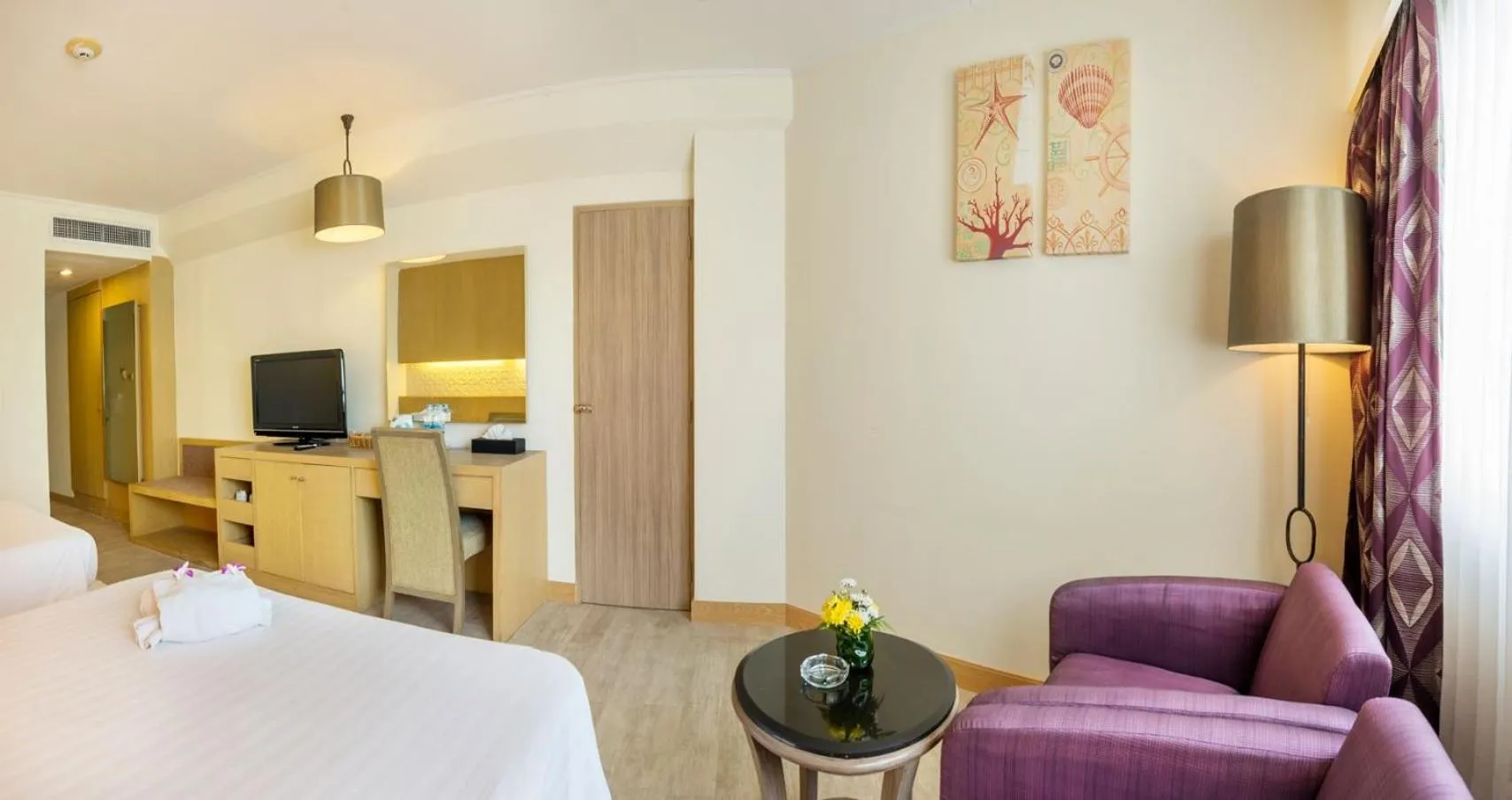 Bed in Jomtien Palm Beach Hotel and Resort