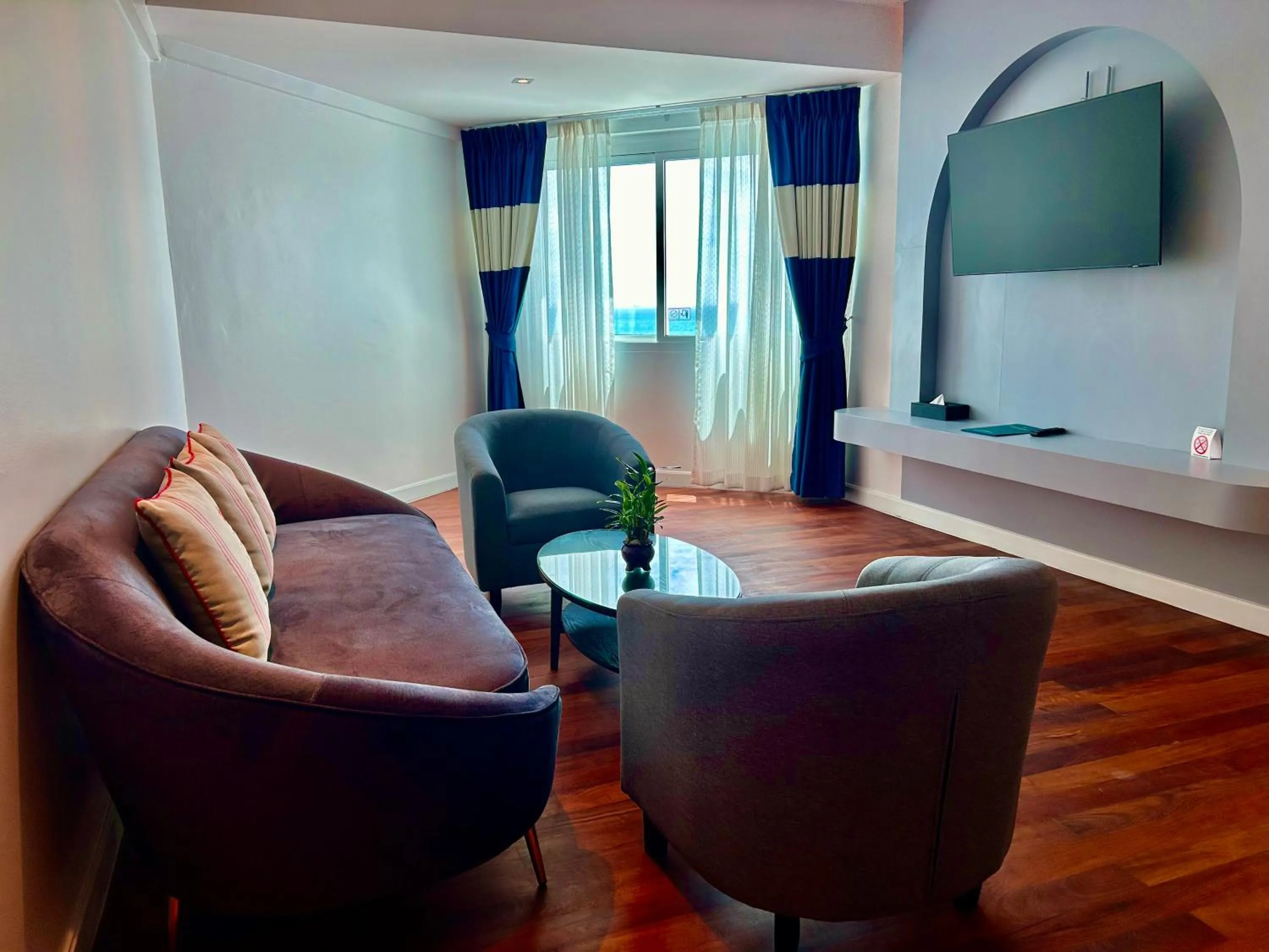 TV and multimedia in Jomtien Palm Beach Hotel and Resort