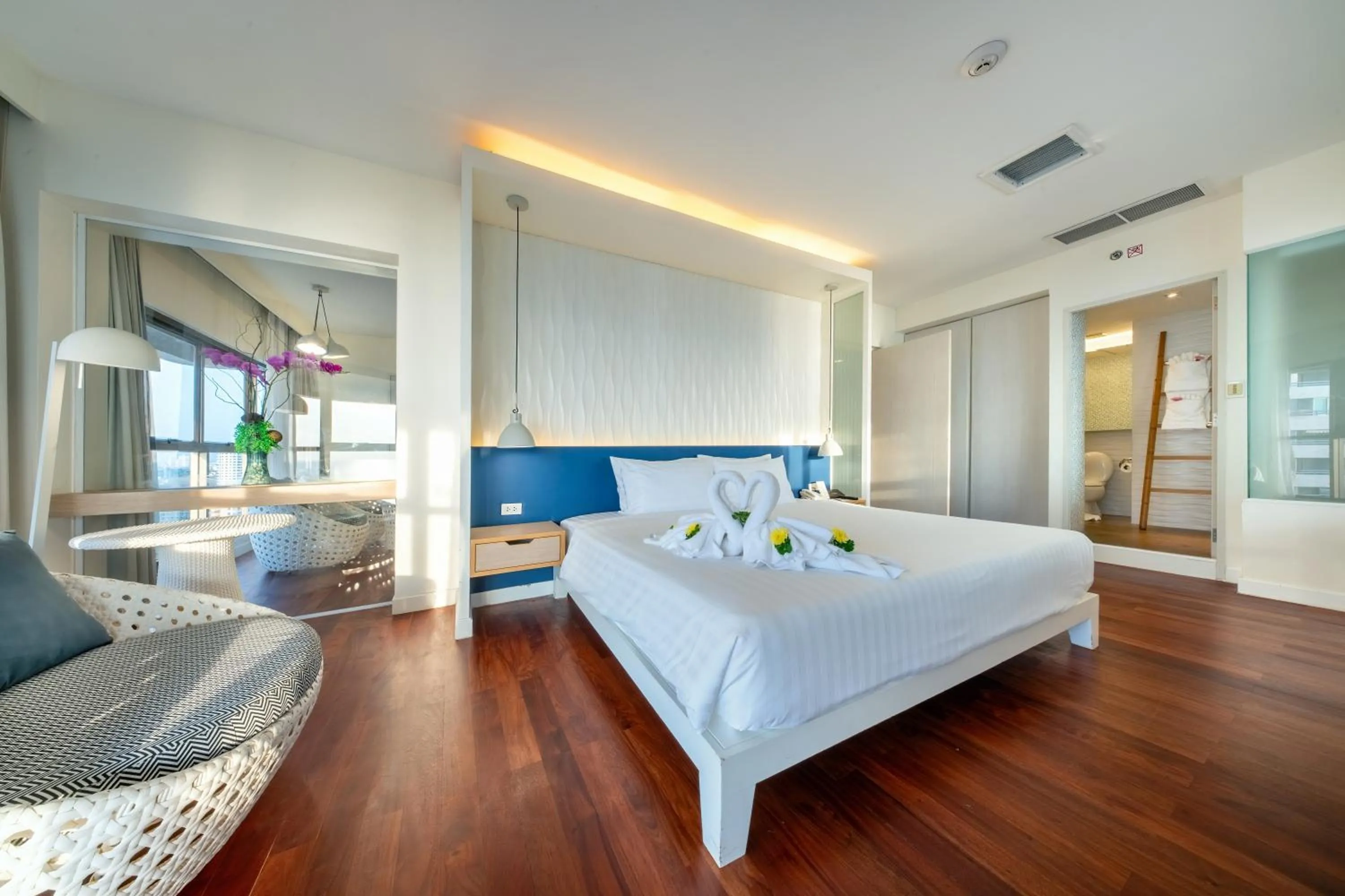 Bed in Jomtien Palm Beach Hotel and Resort