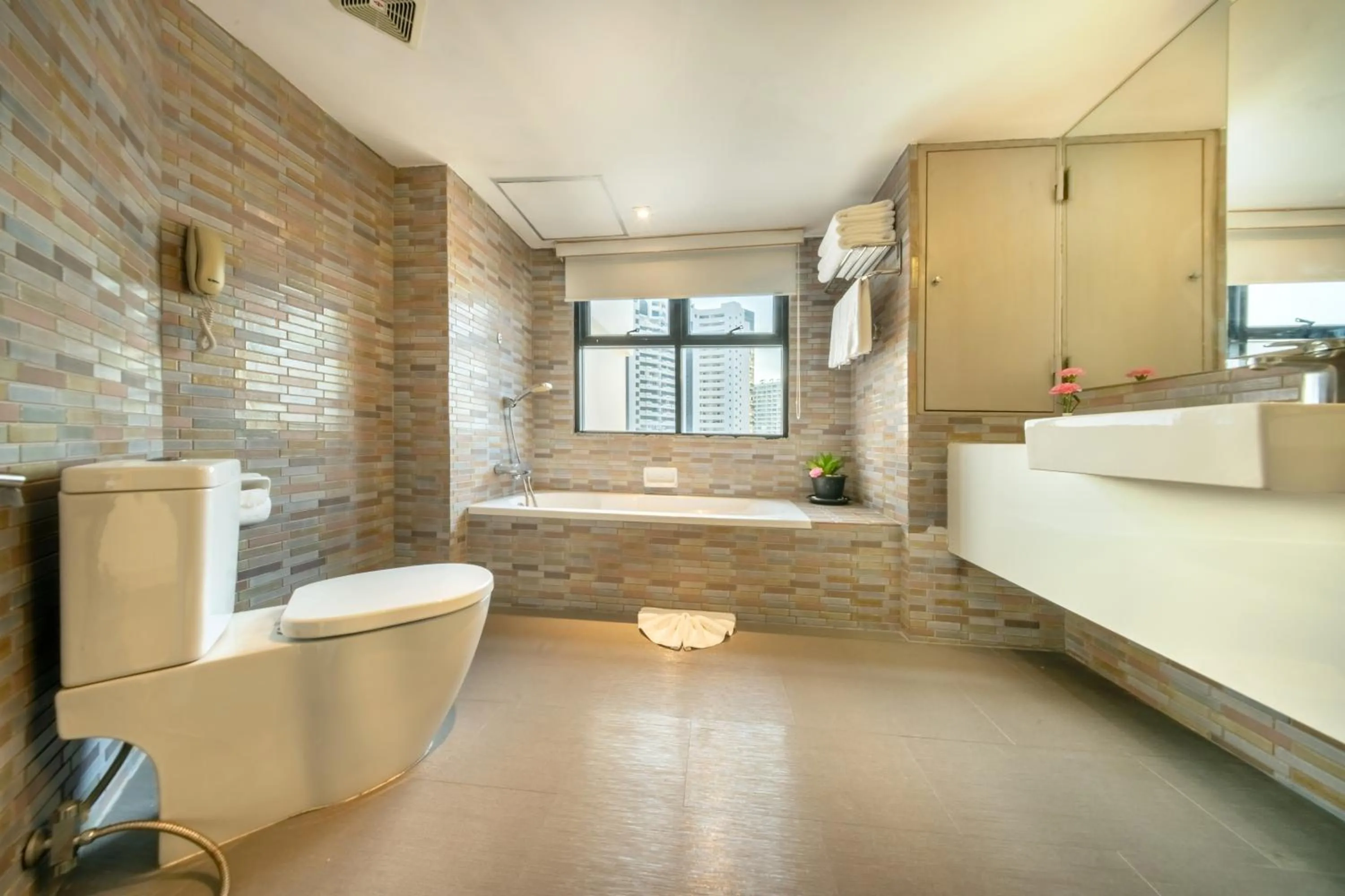 Jomtien Palm Beach Hotel & Resort - Family-Friendly