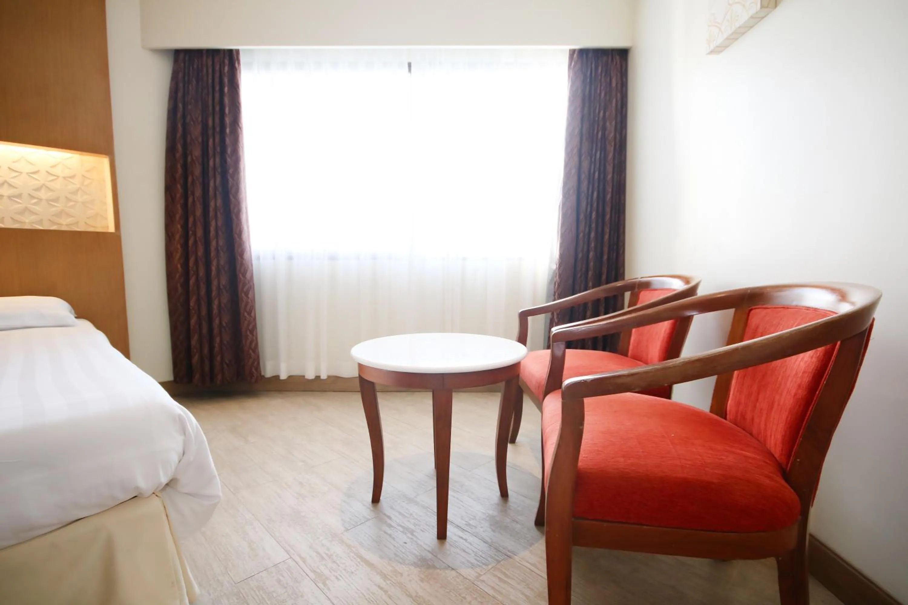 Seating area, Bed in Jomtien Palm Beach Hotel and Resort