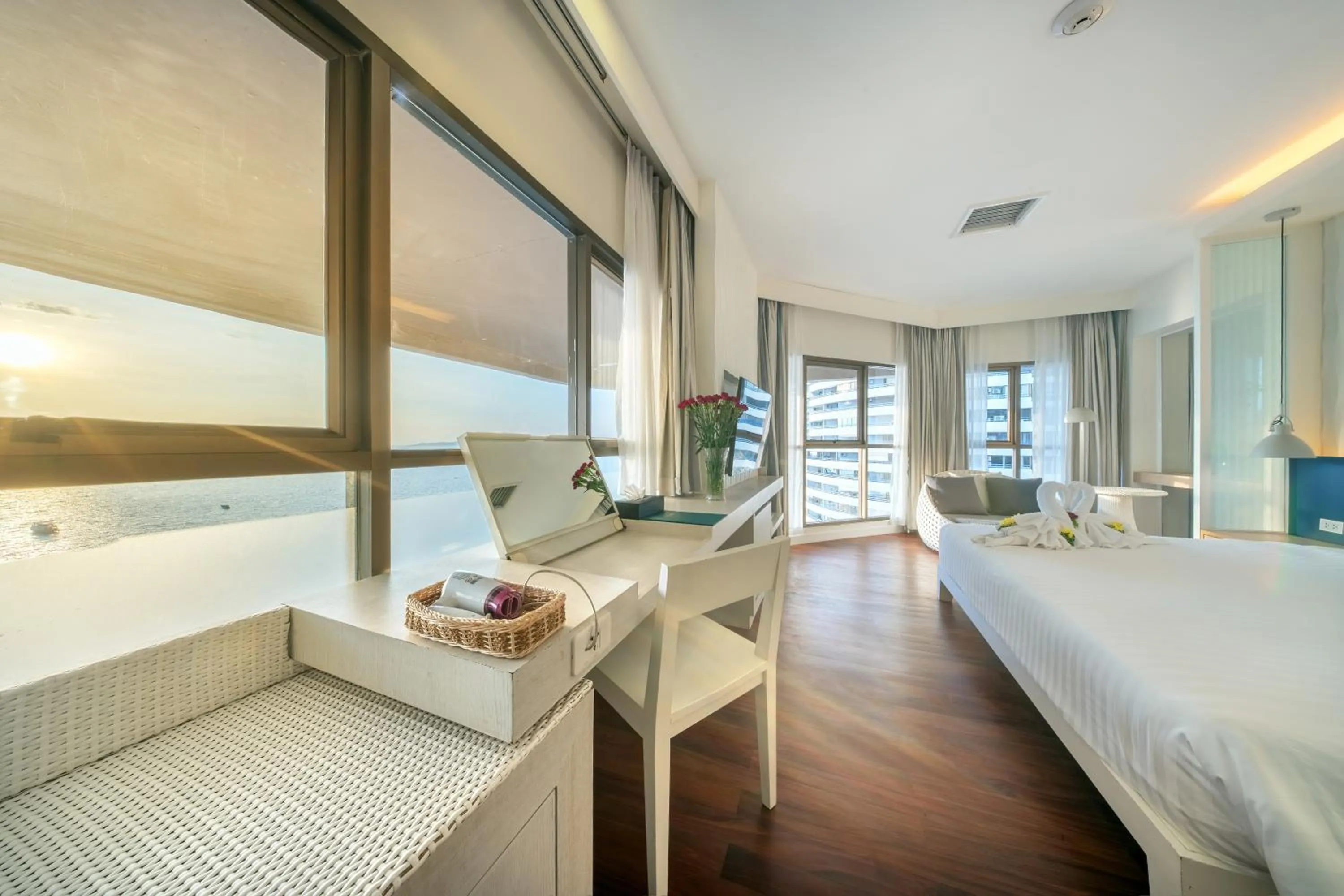 Bed in Jomtien Palm Beach Hotel & Resort - Family-Friendly