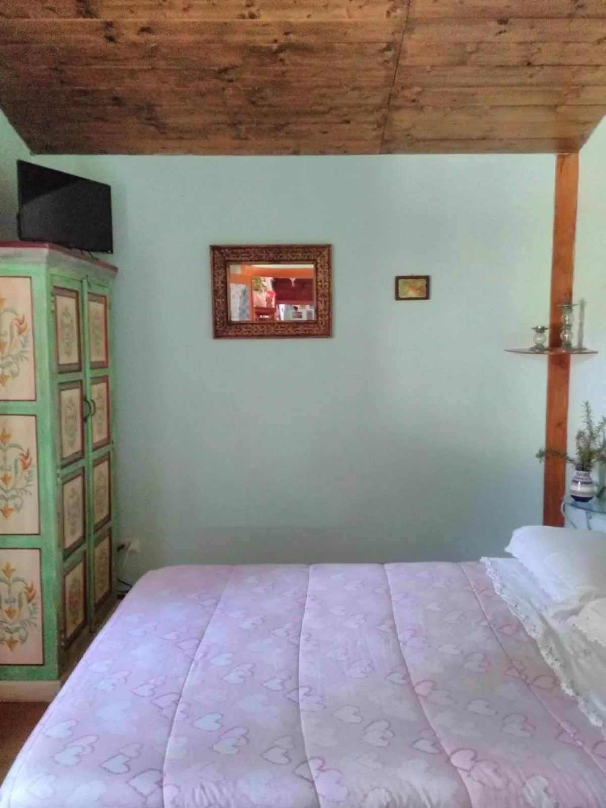 Photo of the whole room, Bed in 'O Chalet