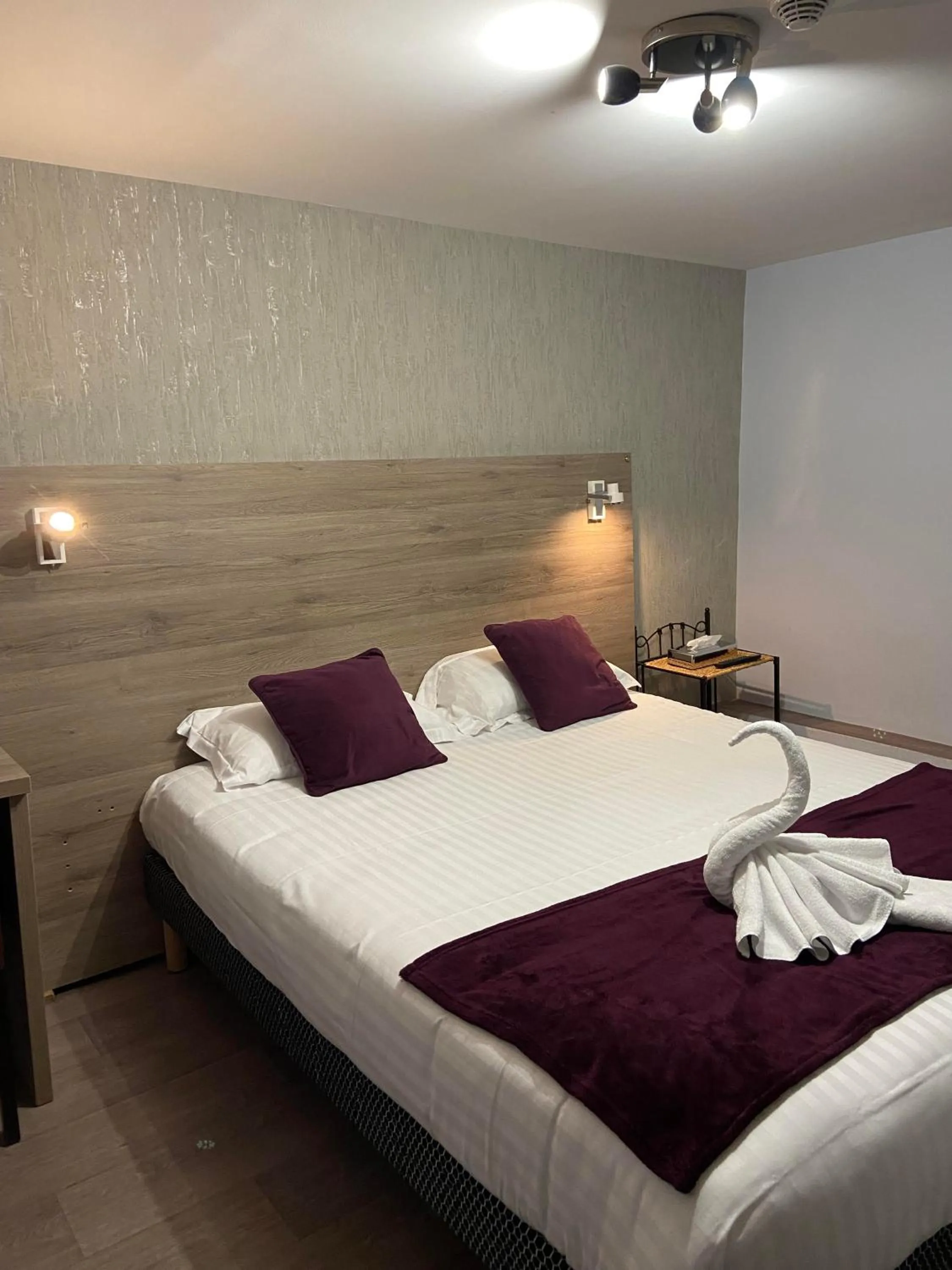 Bed in Hôtel L'Univers