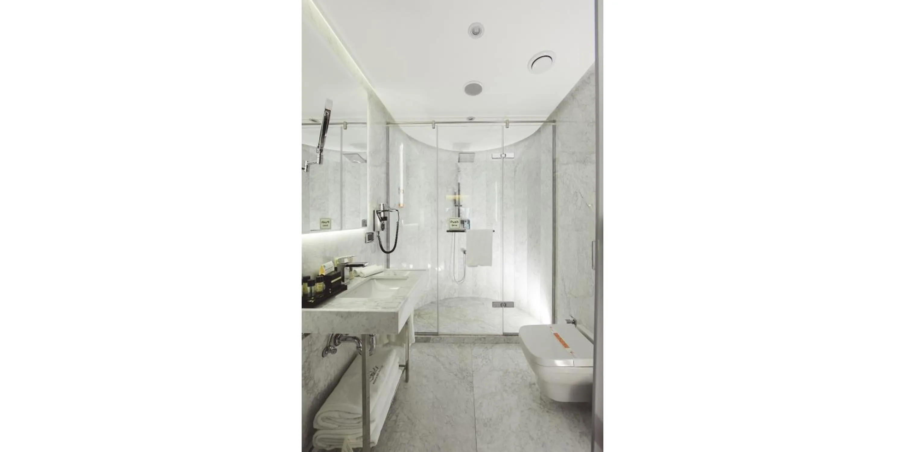 Bathroom in Maroon Hotel Pera