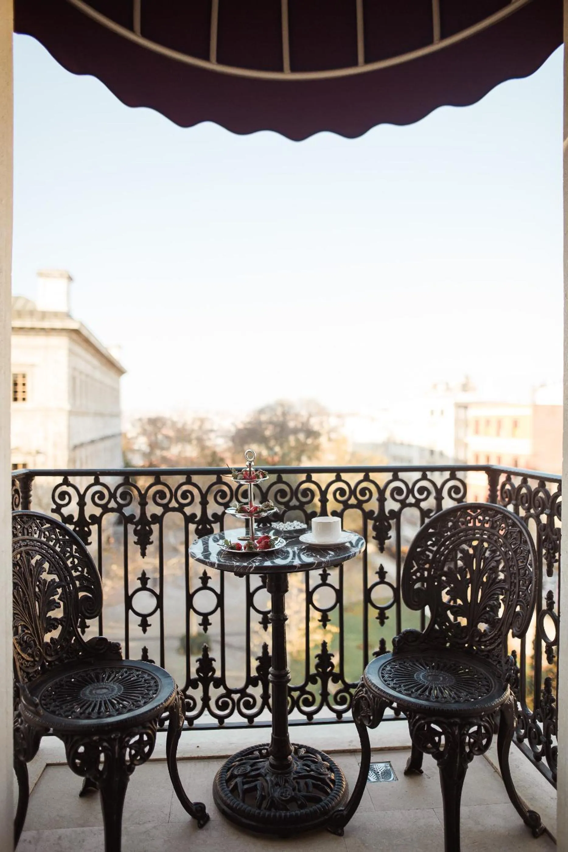 Day in Maroon Hotel Pera