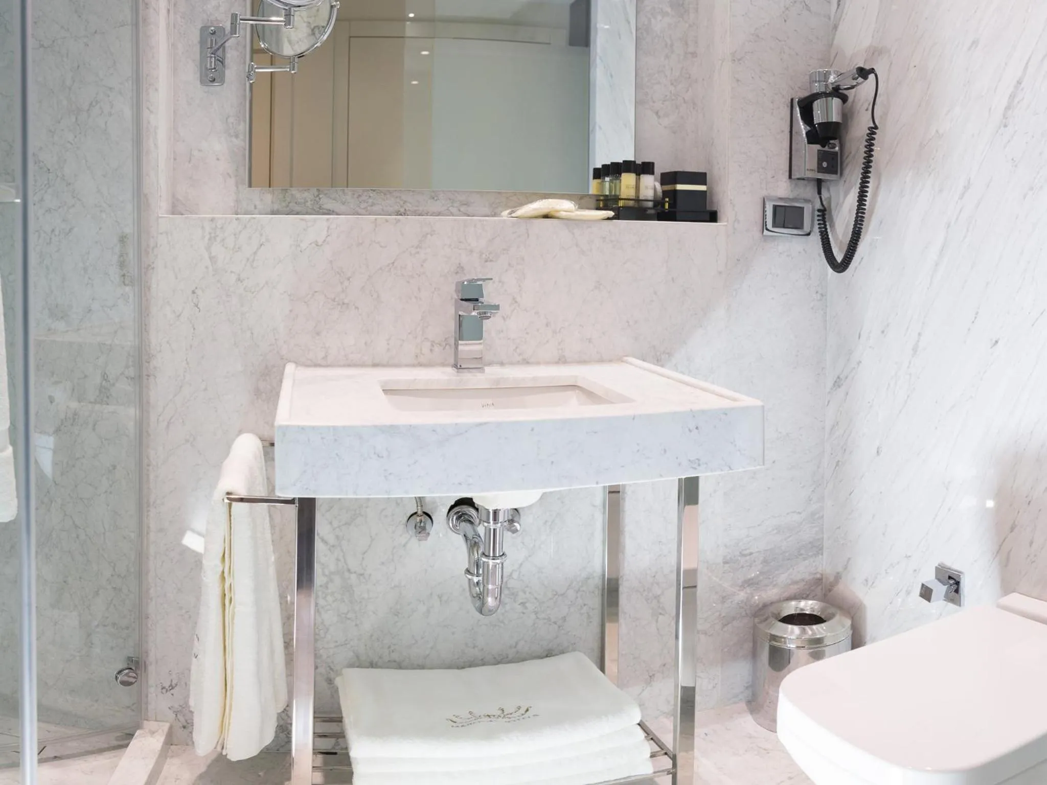 Bathroom in Maroon Hotel Pera